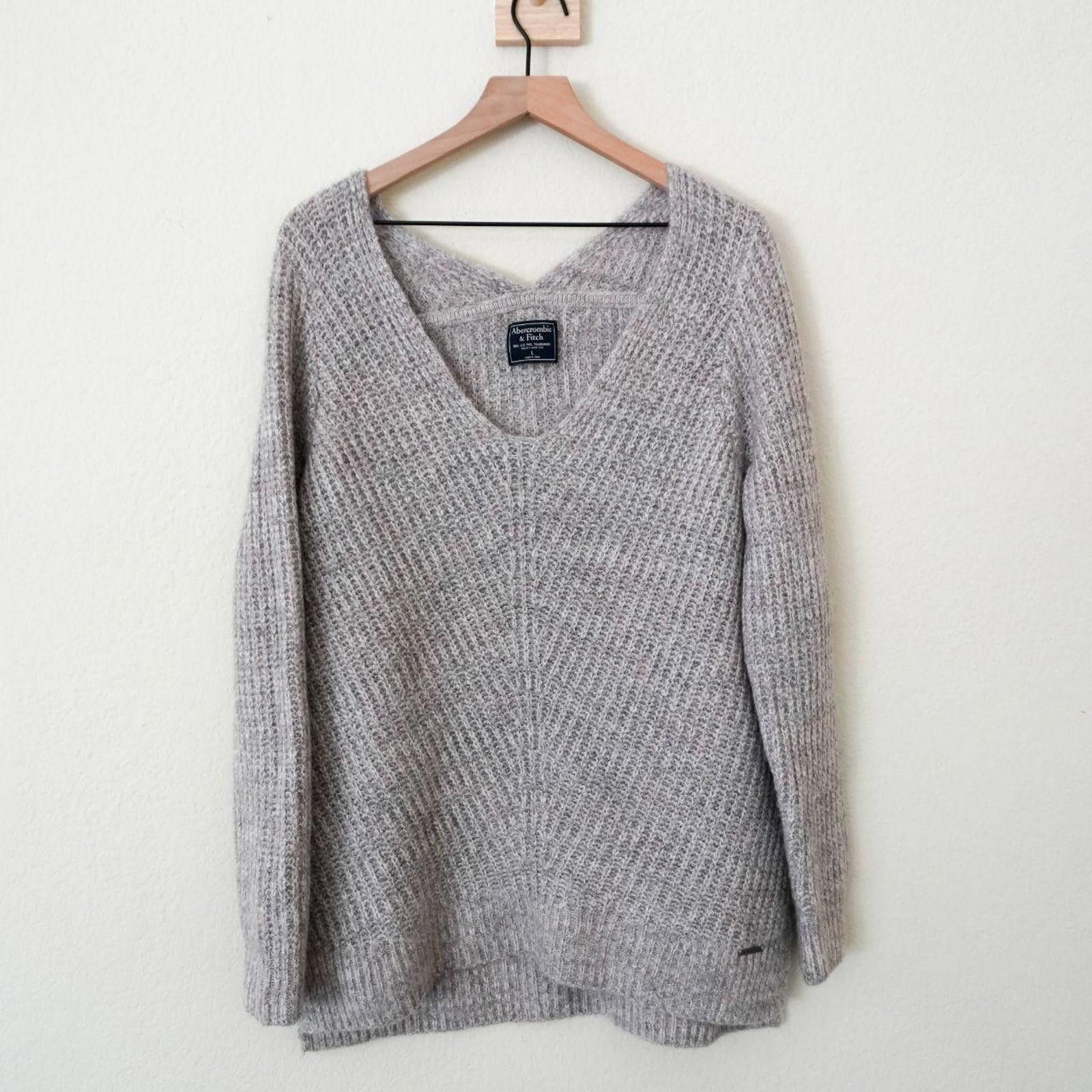 Abercrombie & Fitch Abercrombie & Fitch Sweater Women's L Grey Pink Knit V Neck Size L / US 10 / IT 46 - 1 Thumbnail