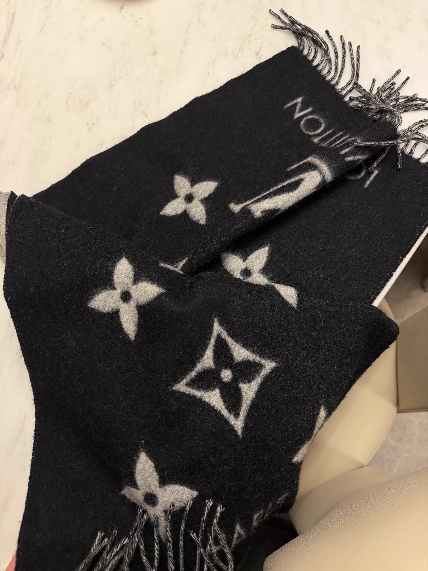 Louis Vuitton Louis Vuitton Monogram Wool Scarf Size ONE SIZE - 2 Thumbnail