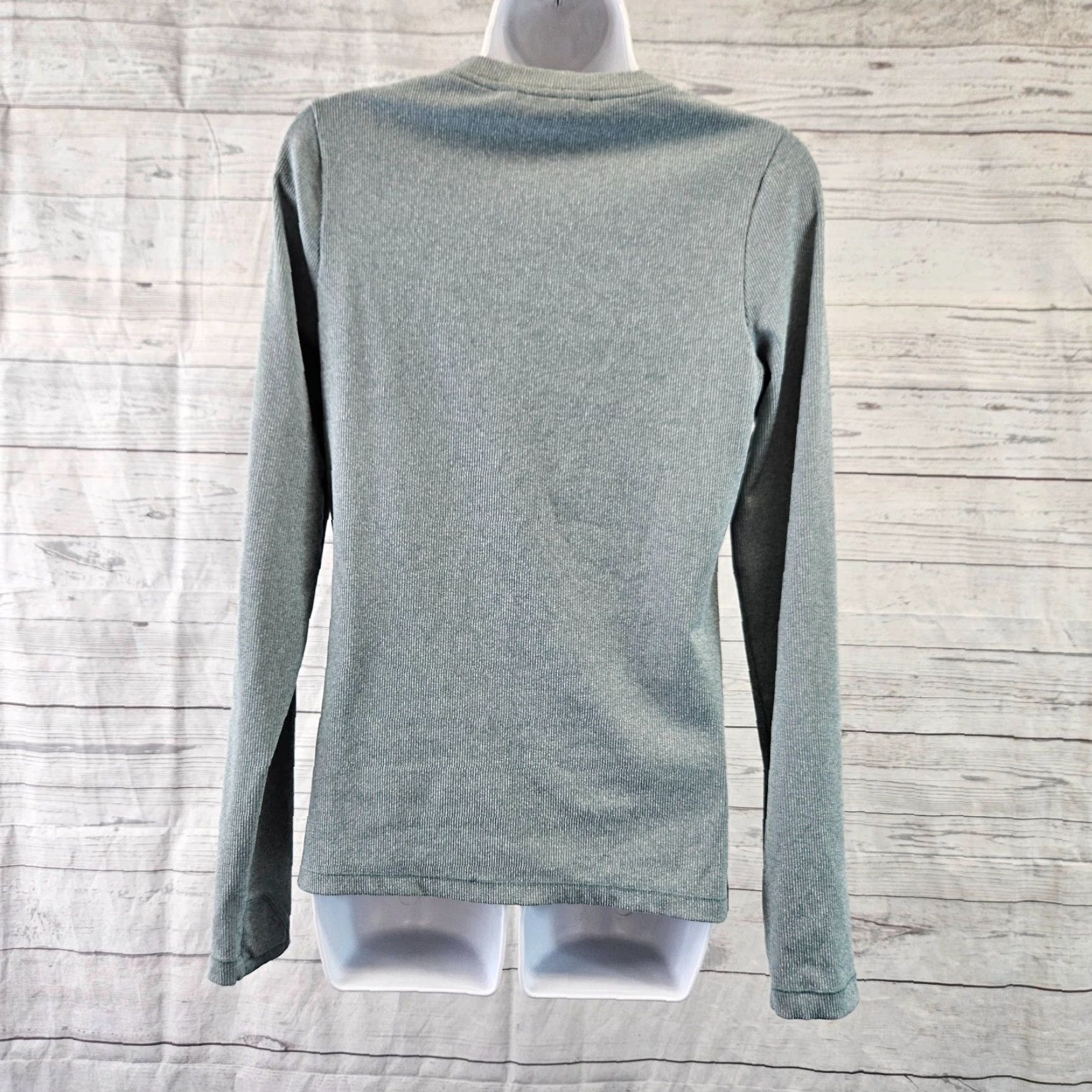 Athleta Athleta Womens Uptempo Ribbed Henley Top Sz Medium Green Long Sleeve V-Neck Shirt Ladies M Green Henley Athletic Casual Medium Size M / US 6-8 / IT 42-44 - 4 Thumbnail