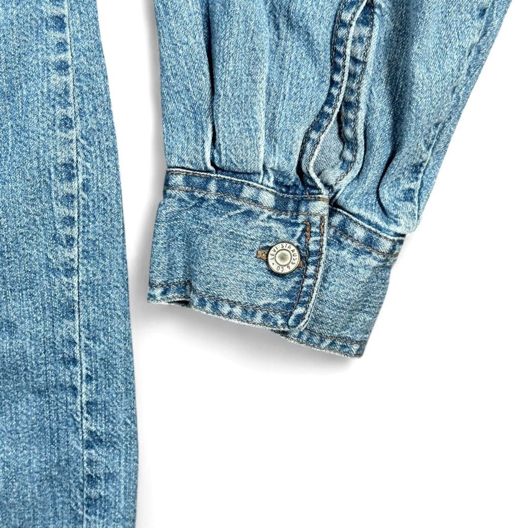 Levi's VINTAGE Levi's Shirt Levi's 90s Light Wash Denim Button-Up Long Sleeve Collared Chest Pocket Mens Large Blue 90s Retro Western Modern Size US L / EU 52-54 / 3 - 6 Thumbnail