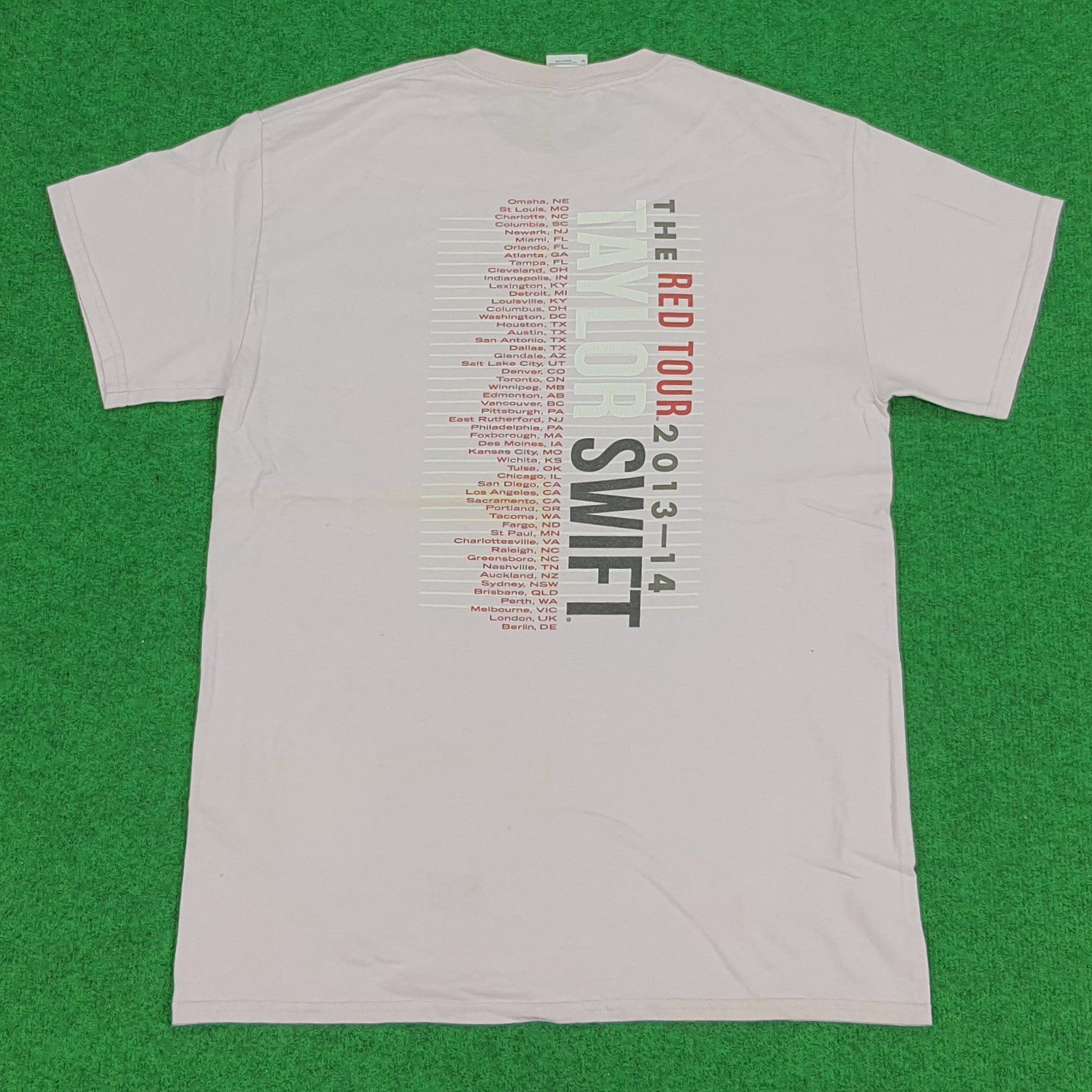 Band Tees × Vintage Vintage Taylor Swift The Red Tour Tshirt Size US M / EU 48-50 / 2 - 3 Thumbnail