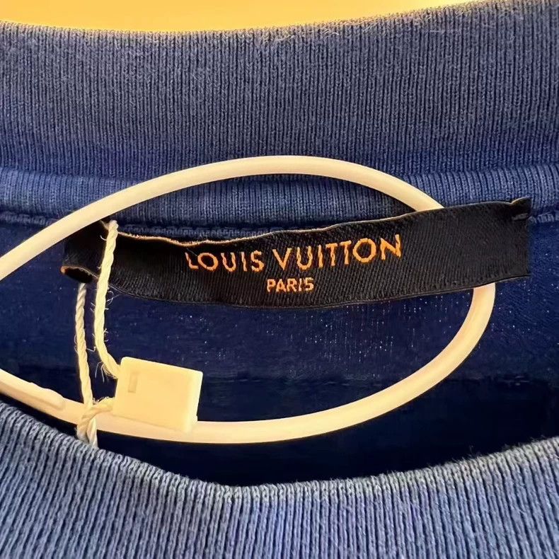 Louis Vuitton Louis Vuitton Embossed logo short sleeve Size US XL / EU 56 / 4 - 3 Thumbnail