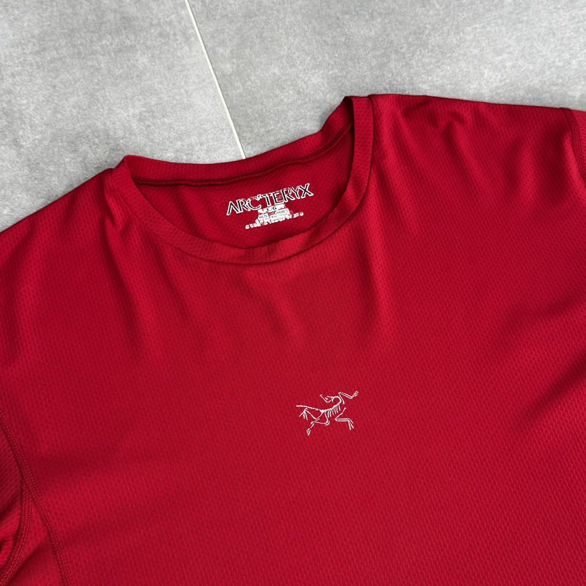 Arc'teryx Vintage Arc'teryx Arcteryx Reflective Logo Y2K Red T-Shirt Size US L / EU 52-54 / 3 - 7 Thumbnail