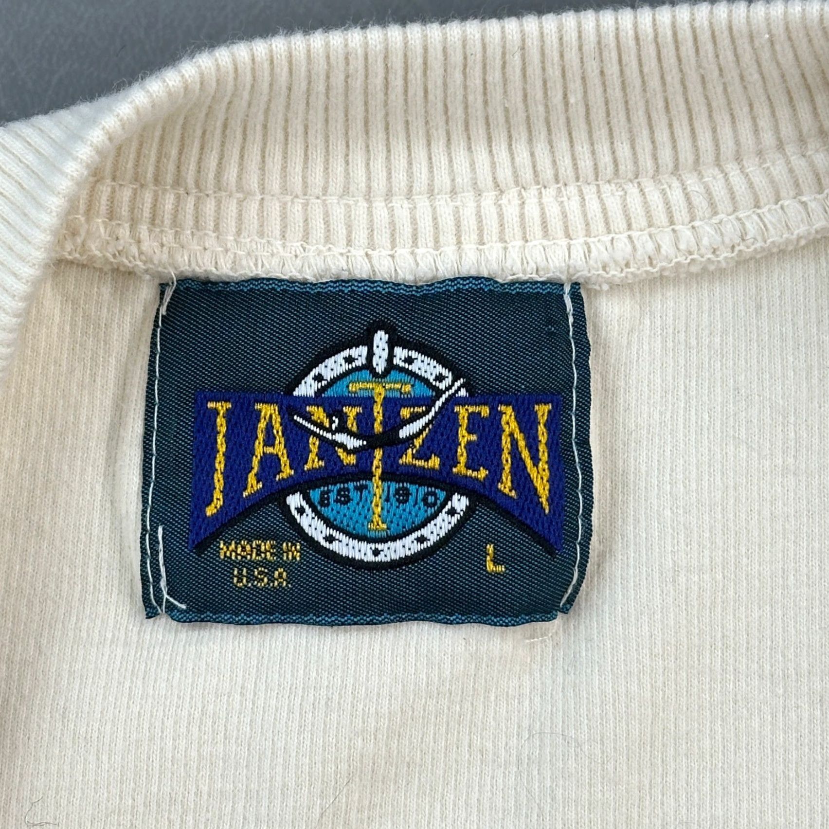 Jantzen Vintage Jantzen Sweatshirt Mens Large Cream Crewneck Embroidered Crest USA 90s Size US L / EU 52-54 / 3 - 5 Thumbnail