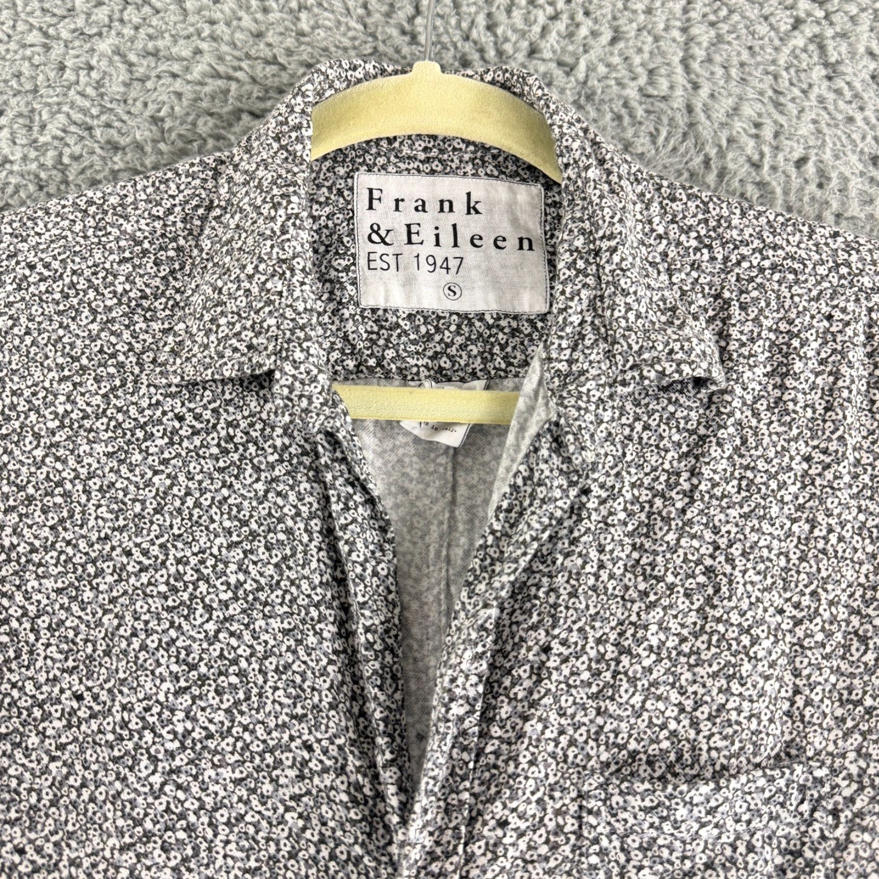 Frank & Eileen Frank & Eileen Barry Crinkle Button-Up Shirt Womens Small White Gray Floral LS Size S / US 4 / IT 40 - 2 Thumbnail