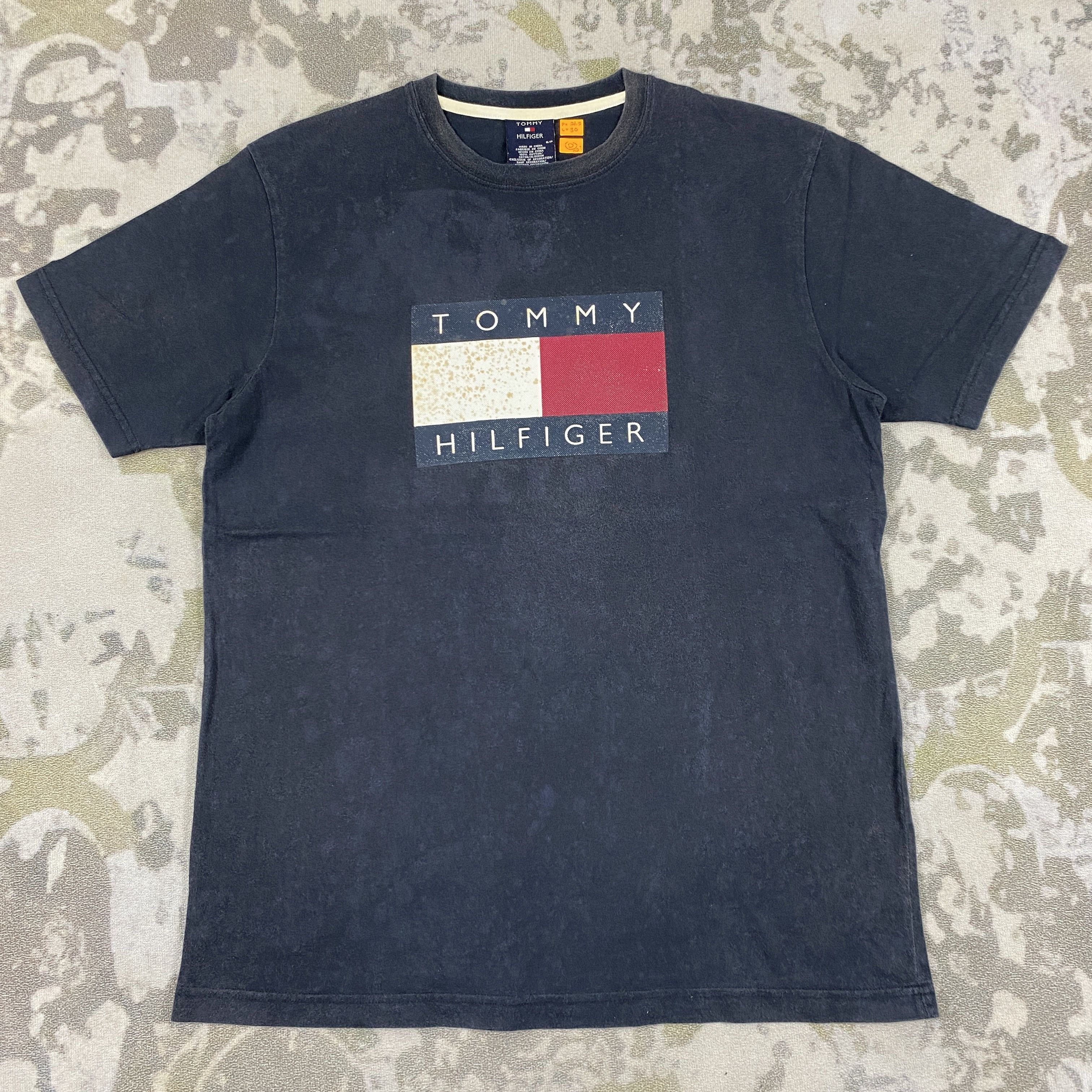 Tommy Hilfiger Vintage Tommy Hilfiger Big Logo Large T-shirt D027 Size US L / EU 52-54 / 3 - 1 Thumbnail