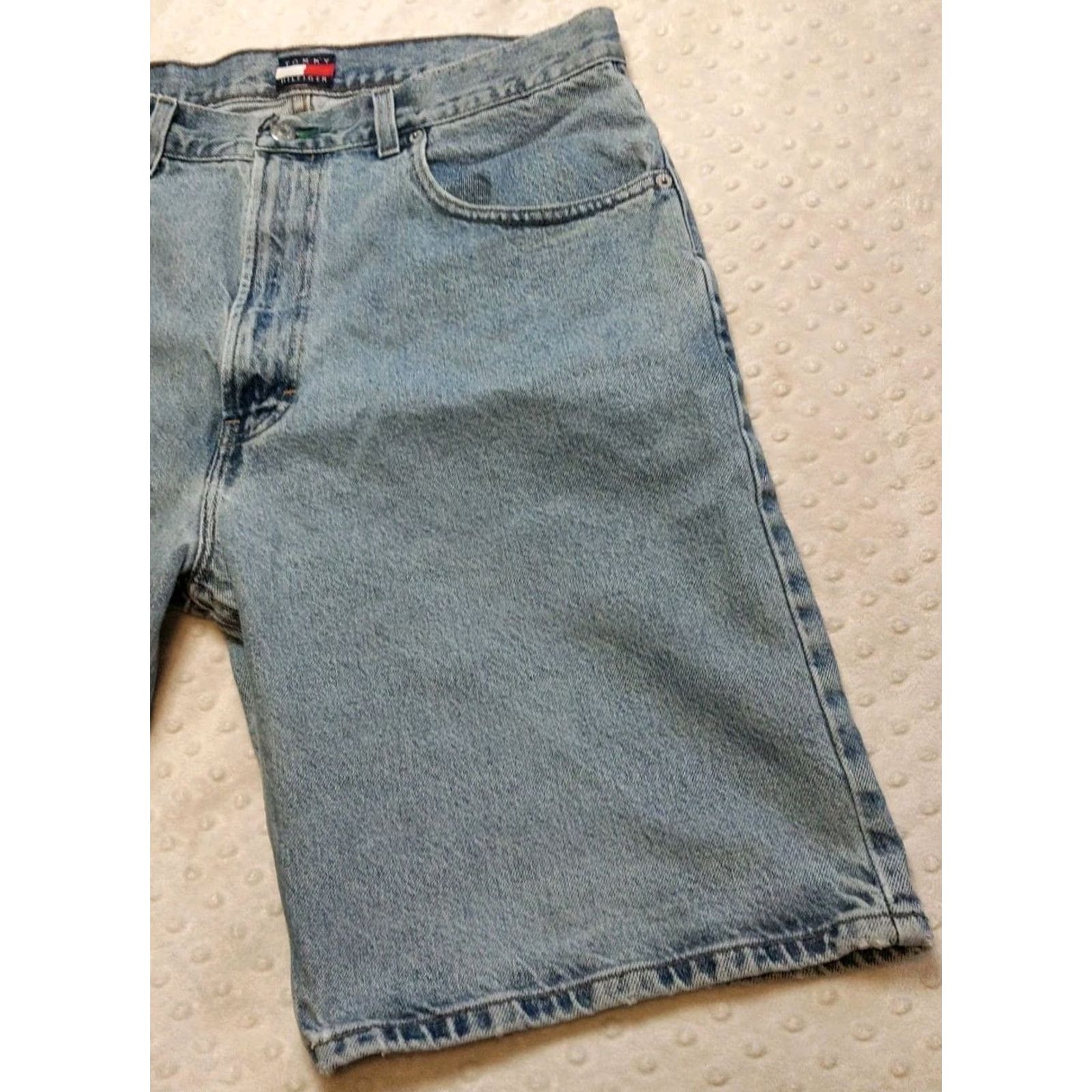 Tommy Hilfiger VINTAGE Tommy Hilfiger Denim Baggy Jean Shorts Jorts 34 Men Blue 90s Hip Hop American Denim Short Mens 34 Shorts Size US 34 / EU 50 - 2 Thumbnail