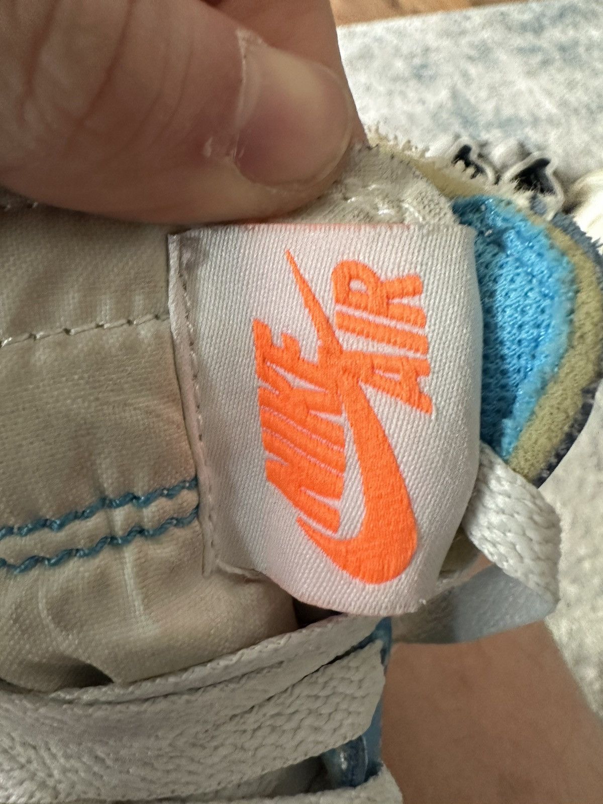 Jordan Brand × Off-White Nike Air Jordan 1 High OG Off-White UNC size 5.5 Size US 5.5 / EU 38 - 7 Thumbnail