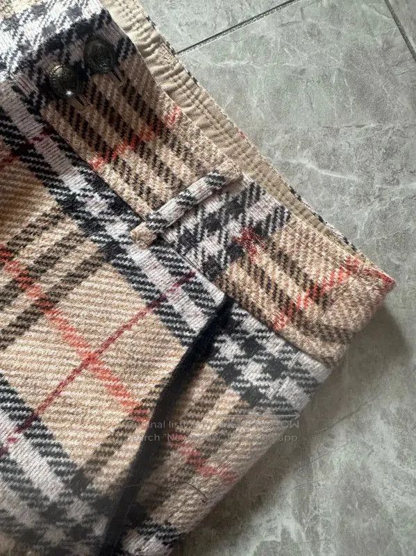 Burberry Burberry Women's Khaki Wool Blend Shorts. Size 23" - 4 Thumbnail