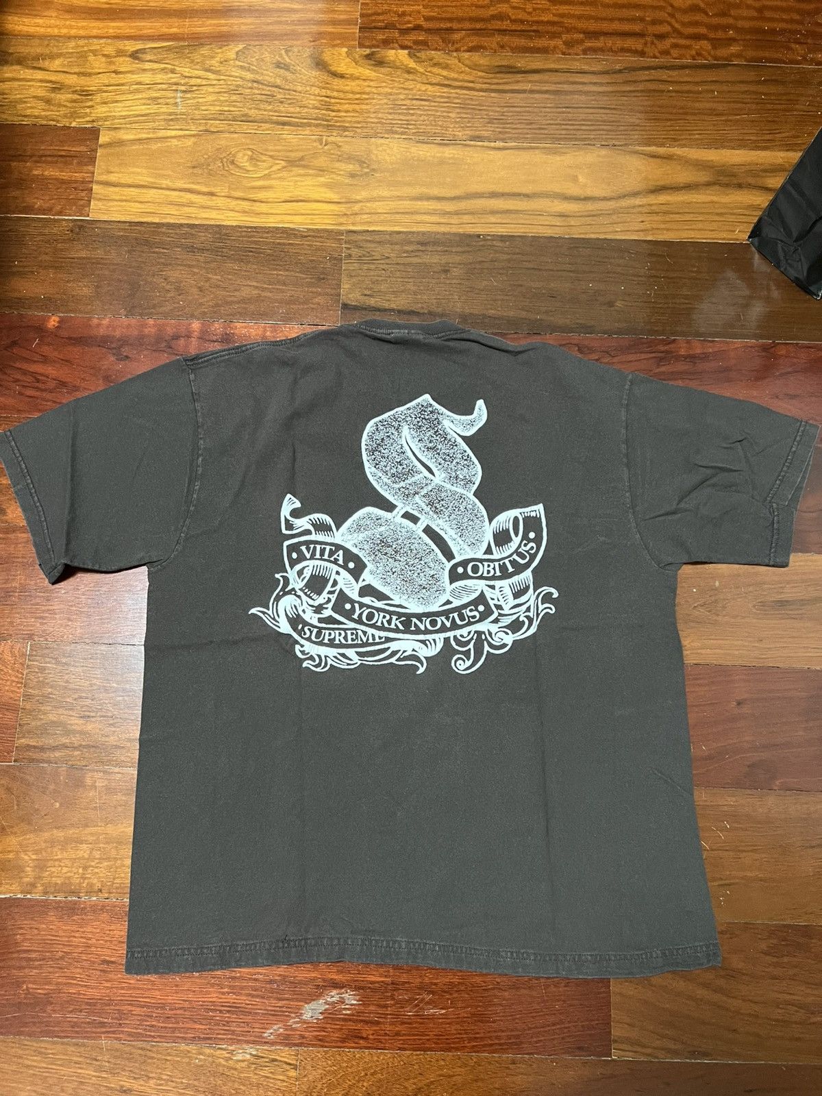 Supreme Supreme York Novus Tee Size US XL / EU 56 / 4 - 2 Thumbnail