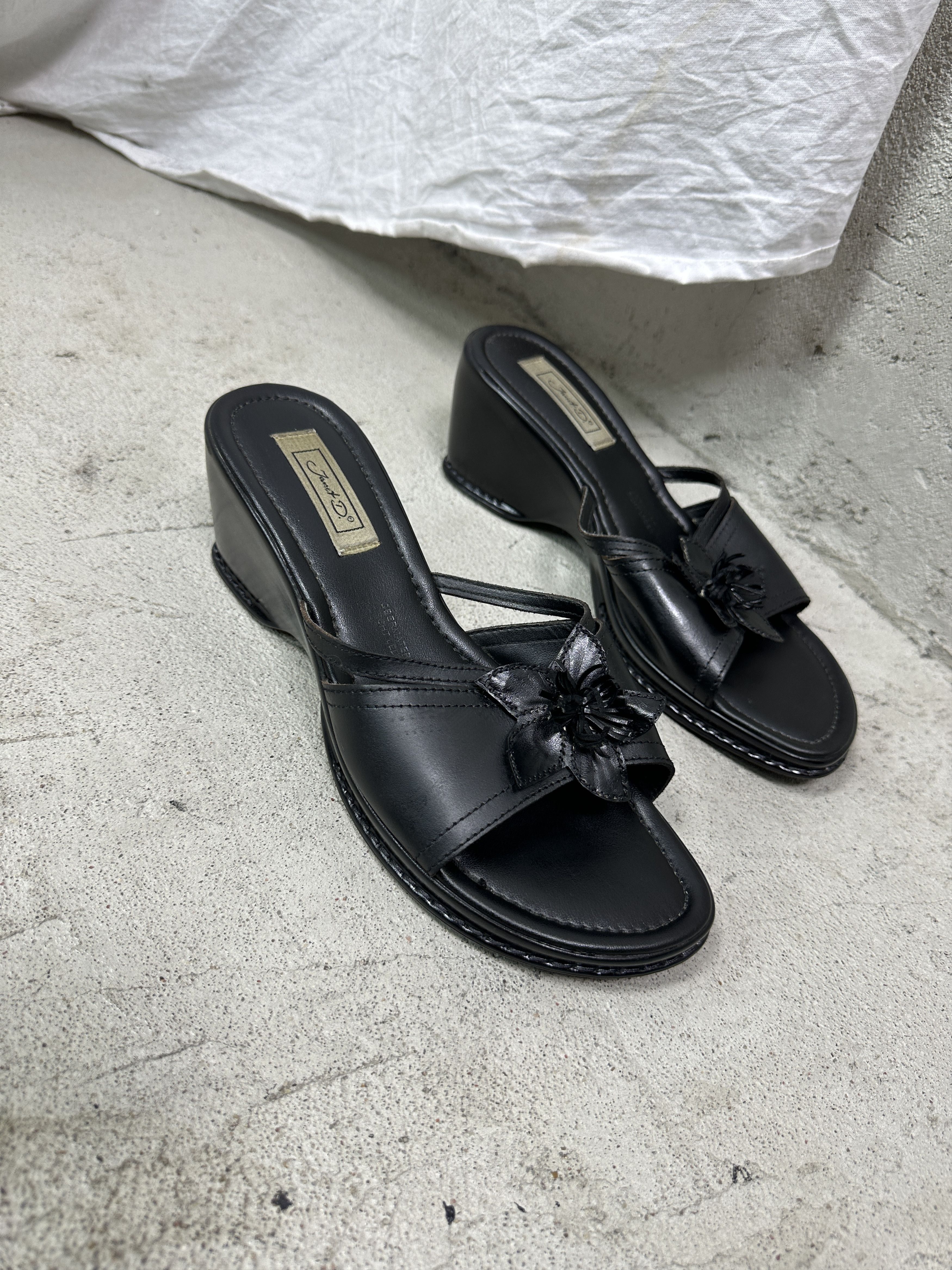 Vintage Vintage Avant Garde Leather Flower Flip Flops Y2K Size US 11 / IT 41 - 1 Thumbnail