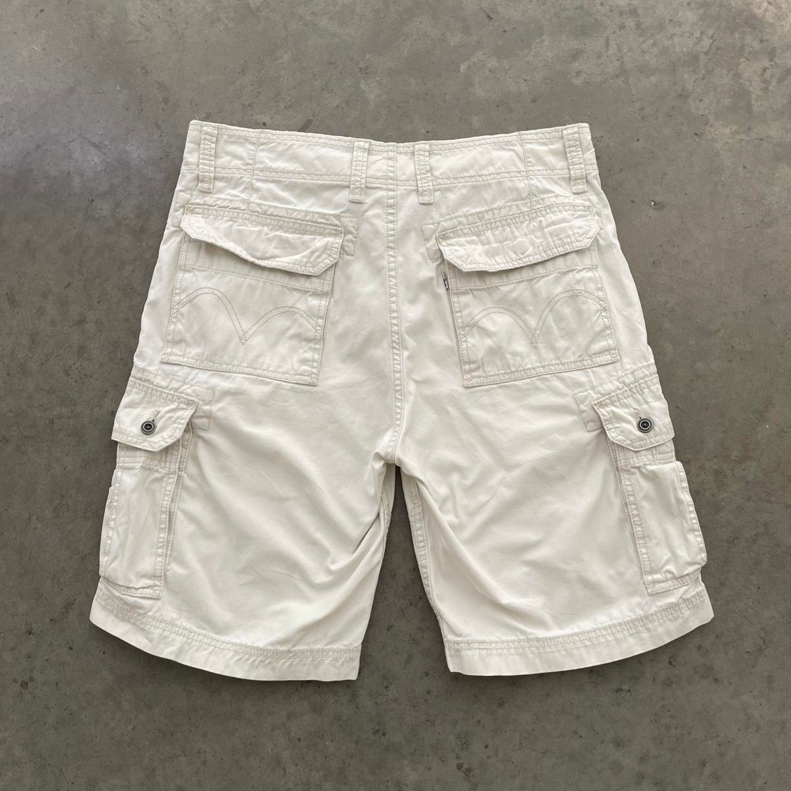 Levi's Levi’s White Cargo Shorts Size US 33 - 2 Thumbnail