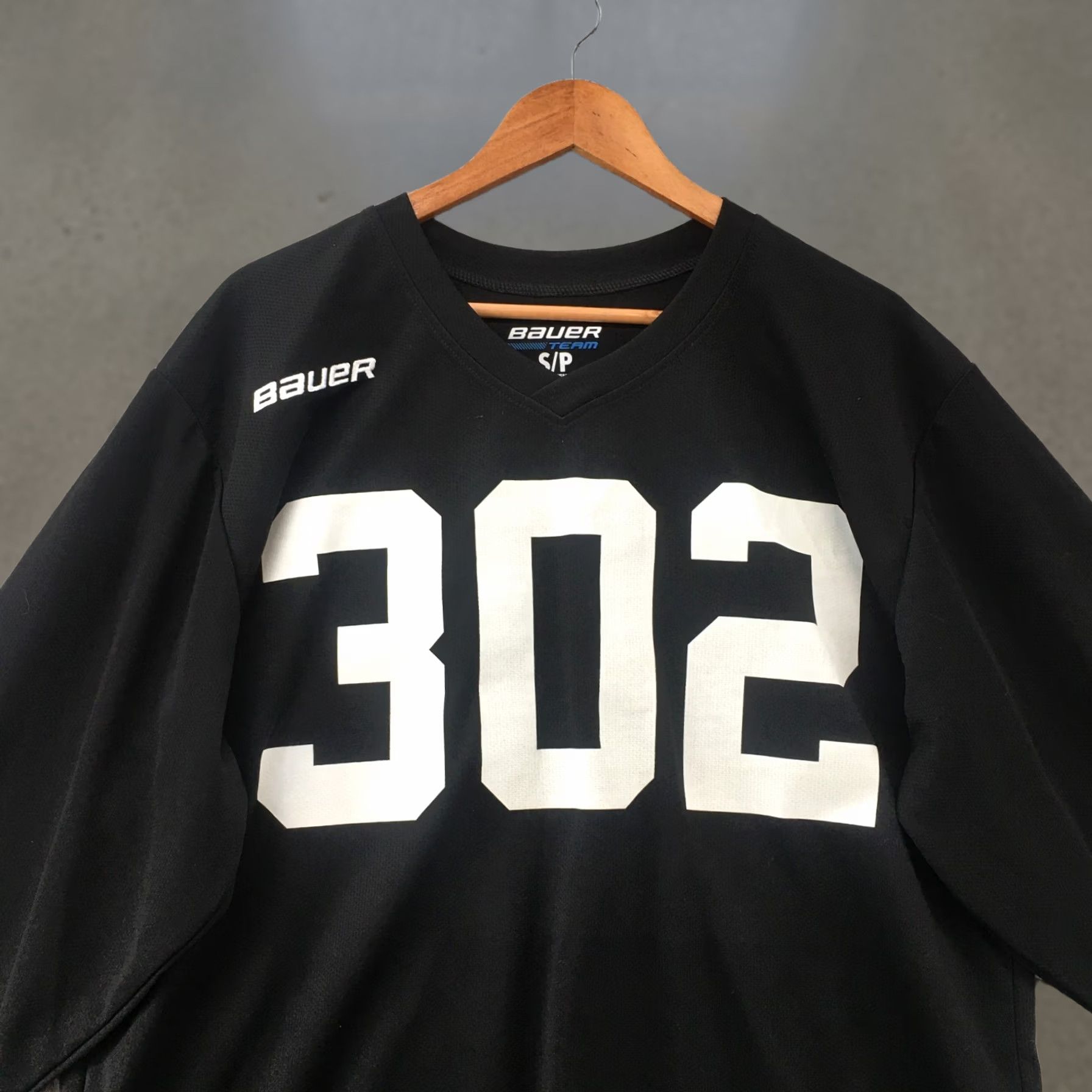 Vintage Team Bauer 302 Hockey Long Sleeve Tee Mens S Black V Neck Top Size US S / EU 44-46 / 1 - 1 Thumbnail