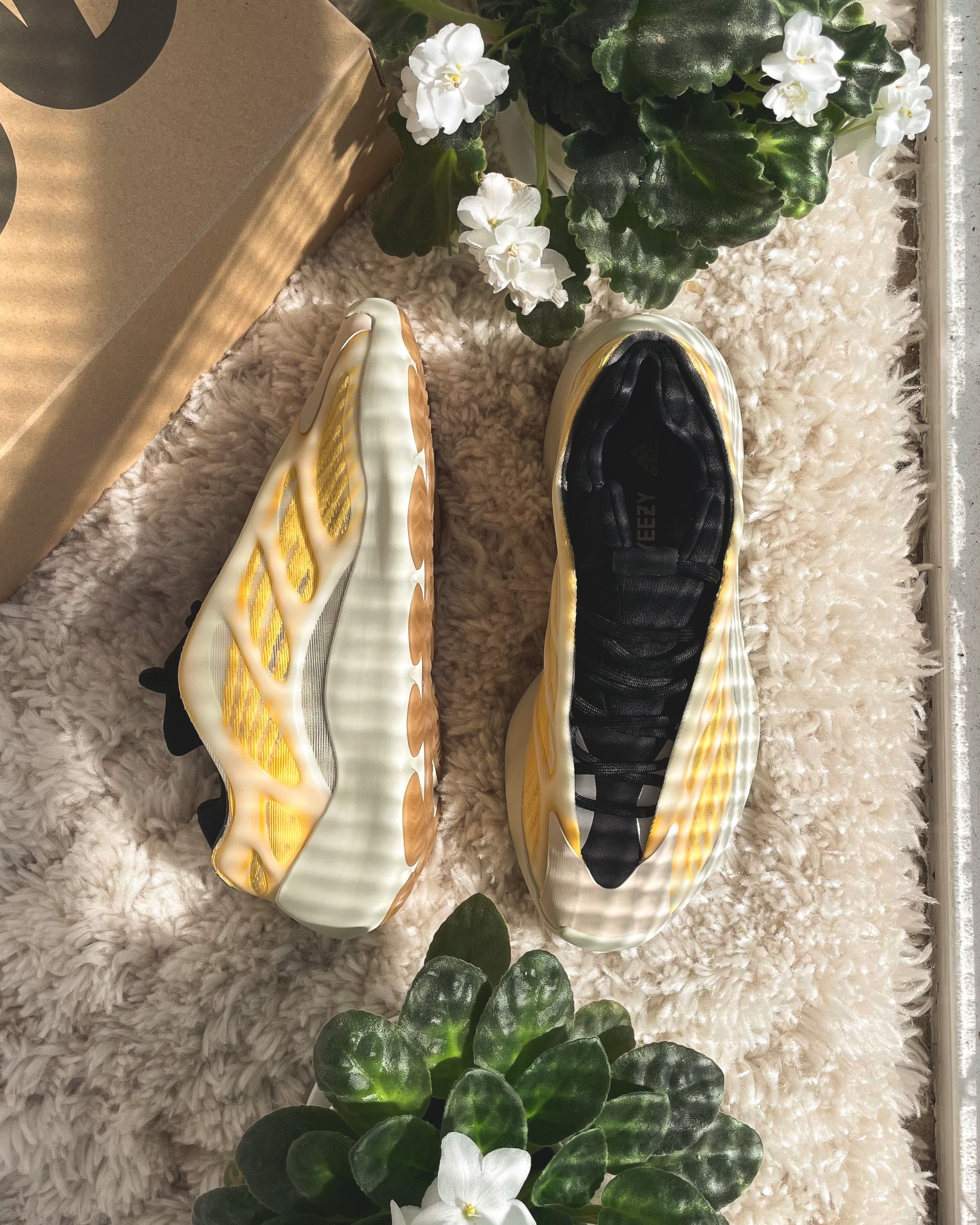 Yeezy Adidas Yeezy 700 V3 Mono Safflover Size US 8.5 / EU 41-42 - 1 Thumbnail