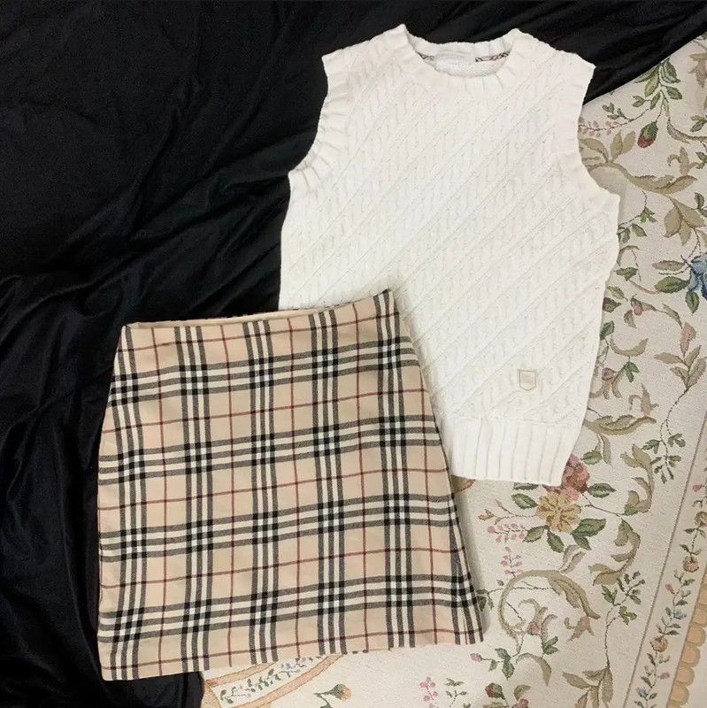 Burberry Burberry Short Wool Plaid Skirt in Khaki Size 27" / US 4 / IT 40 - 1 Thumbnail
