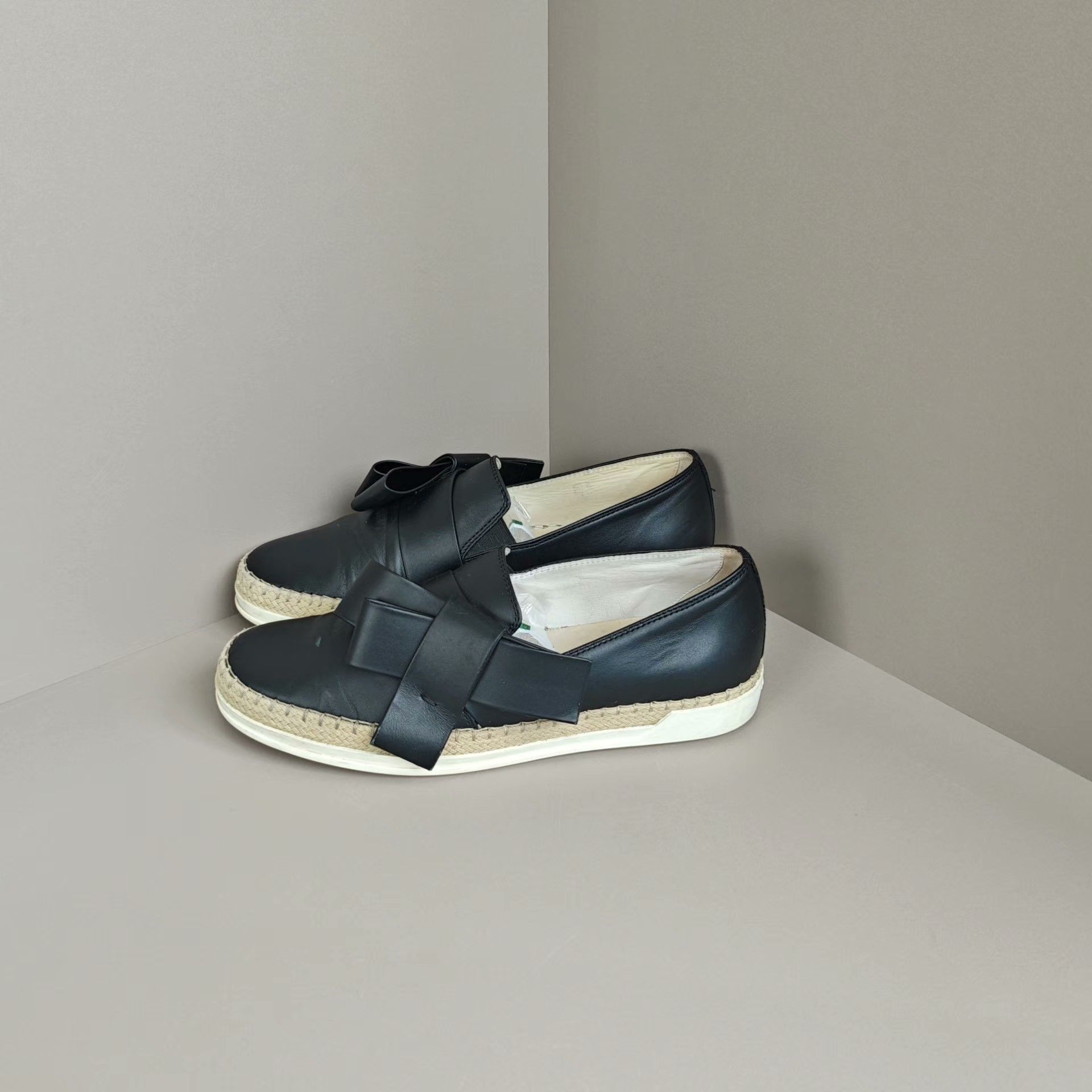 Tod's Tod's Casual Lowtop Sneakers us_7 Women Size US 7 / IT 37 - 1 Thumbnail