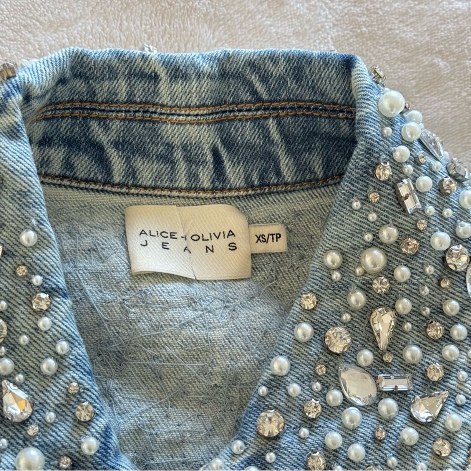 Alice + Olivia NWOT! Alice + Olivia Nelson Embellished Denim Jacket Size XS Size XS / US 0-2 / IT 36-38 - 13 Thumbnail
