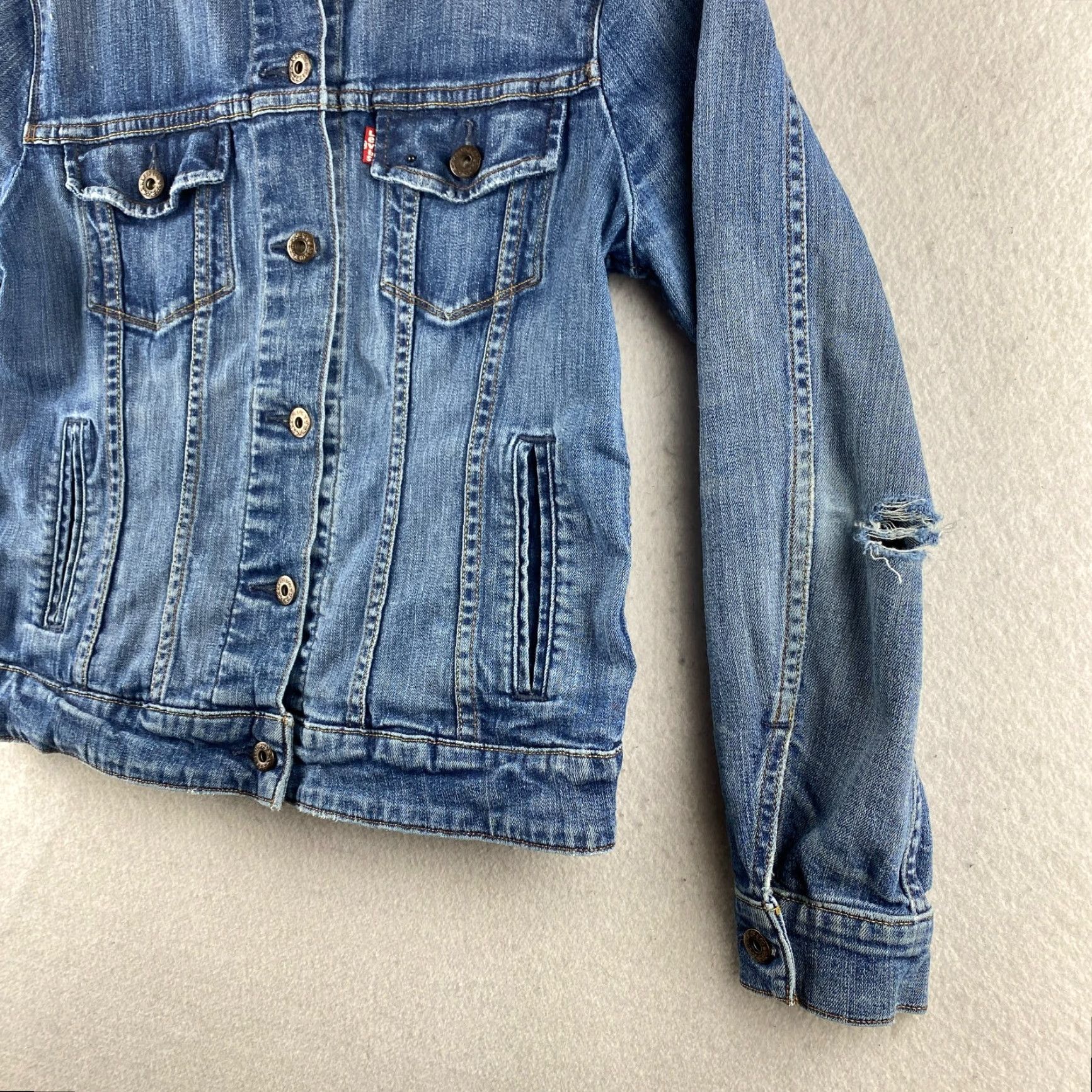 Levi's Levi's Denim Trucker Jacket Womens Large L Blue Distressed Rip Button-Up Size 36" / US 14 / IT 50 - 6 Thumbnail