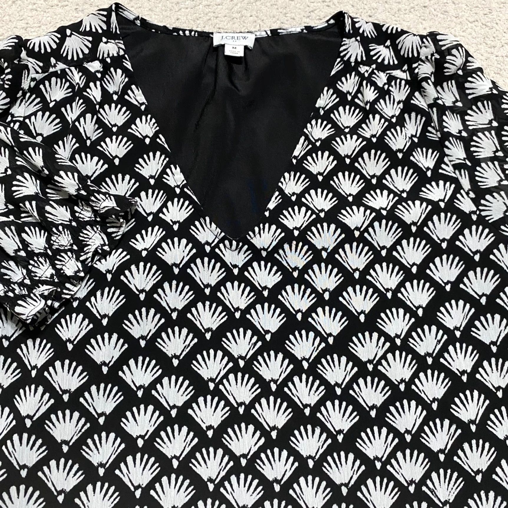 J.Crew J. Crew Womens Medium Shirt Black Geometric Short Sleeve V-neck Lined Chiffon Size M / US 6-8 / IT 42-44 - 5 Thumbnail