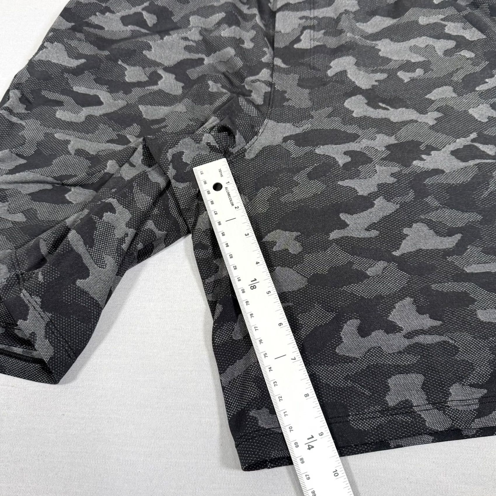 Lululemon Lululemon Shorts Mens M Gray Pace Breaker Camo Lined Running 9 Inseam Gym Size US 32 / EU 48 - 5 Thumbnail