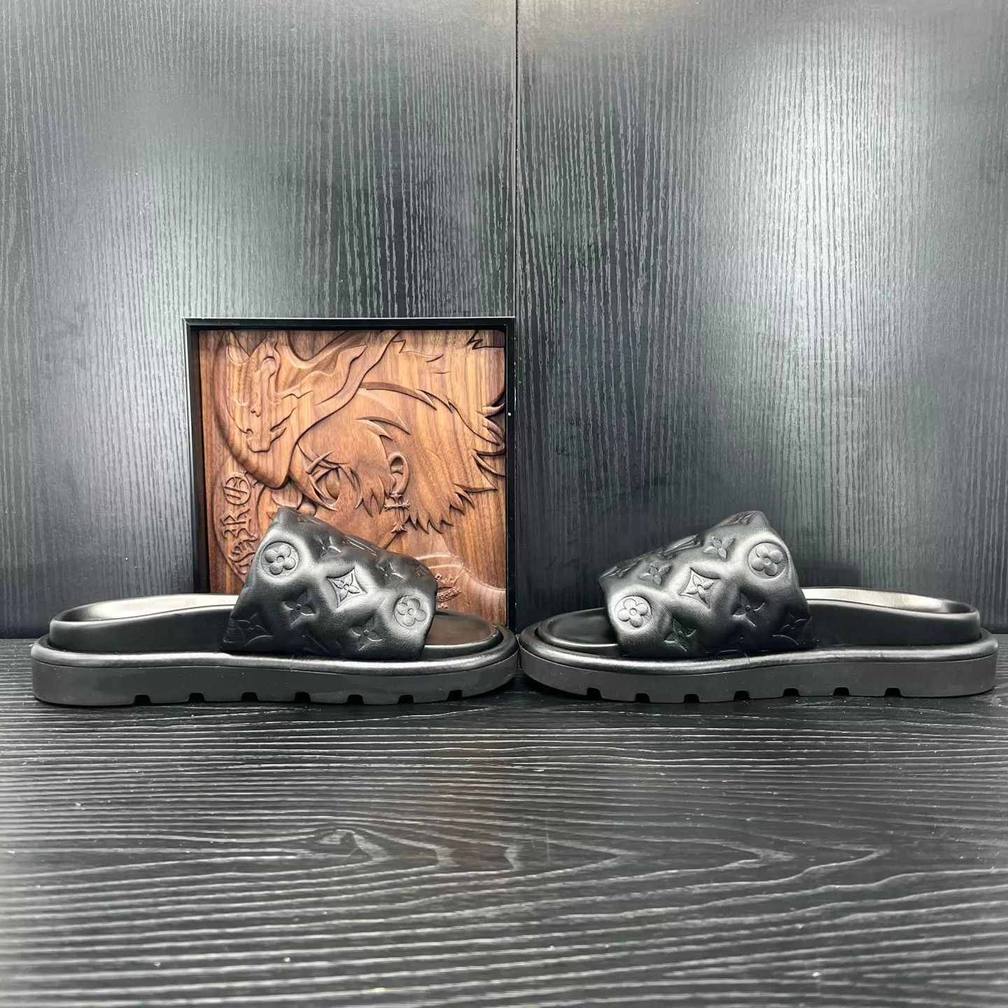Louis Vuitton LV Embossed Leather All-over Print Slippers Size 38 Size US 7.5 / IT 37.5 - 6 Thumbnail