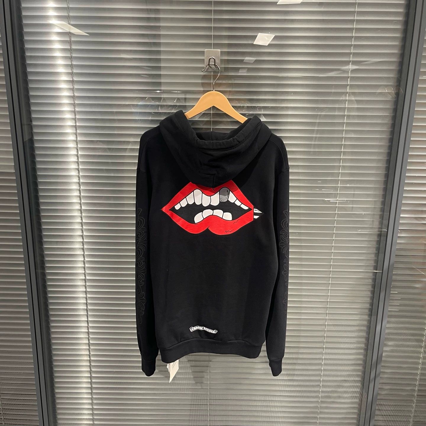 Chrome Hearts Chrome Hearts Red Lips Hidden Sleeve Hoodie (L, Like New) Size US L / EU 52-54 / 3 - 1 Thumbnail