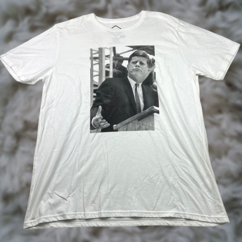 Vintage Altru Apparel John F Kennedy Life Magazine Men's T-Shirt White XL Crew Neck Short Sleeve Graphic Print Vintage No Mens XL White USA Politics 1960s Size US XL / EU 56 / 4 - 1 Thumbnail