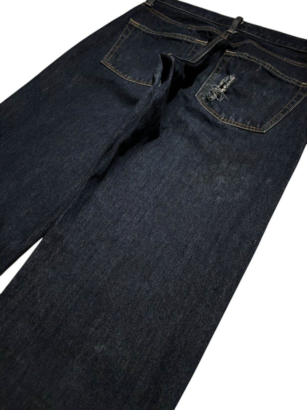Japanese Brand × Jun Takahashi Uniqlo Faded Distressed Back Pocket Thick Jeans Denim Size US 32 / EU 48 - 5 Thumbnail