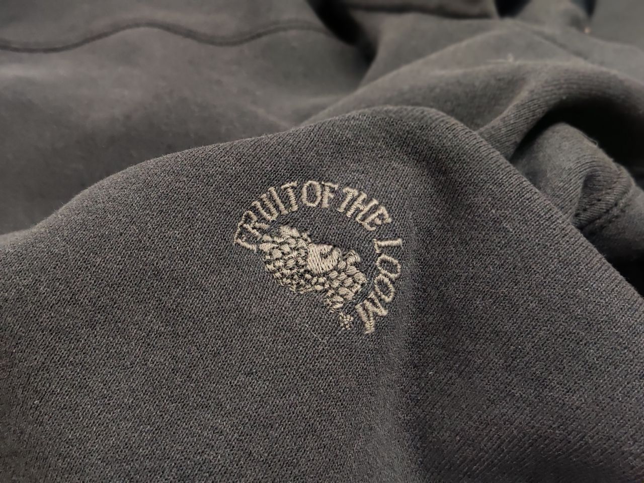 Fruit Of The Loom Vintage 90's fruit of the loom Black Faded Hoodie USA Style Size US L / EU 52-54 / 3 - 11 Thumbnail
