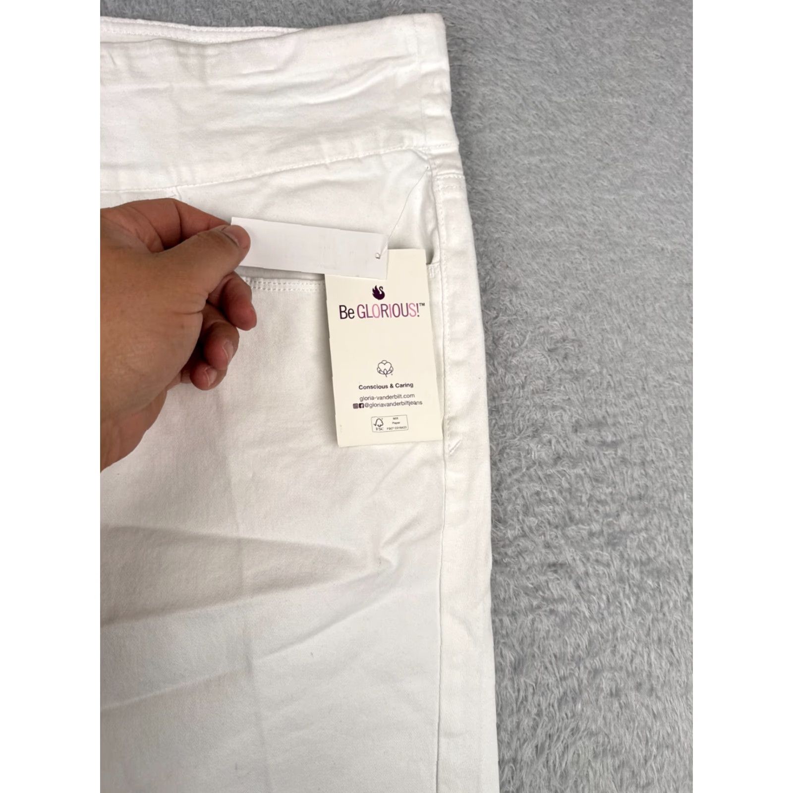 Gloria Vanderbilt VINTAGE Gloria Vanderbilt Shorts Womens Bermuda Pull On White 24W Cotton Denim 11 in 48 in Regular 5-Pocket Spring Summer Women Size 42" / US 20 - 4 Thumbnail