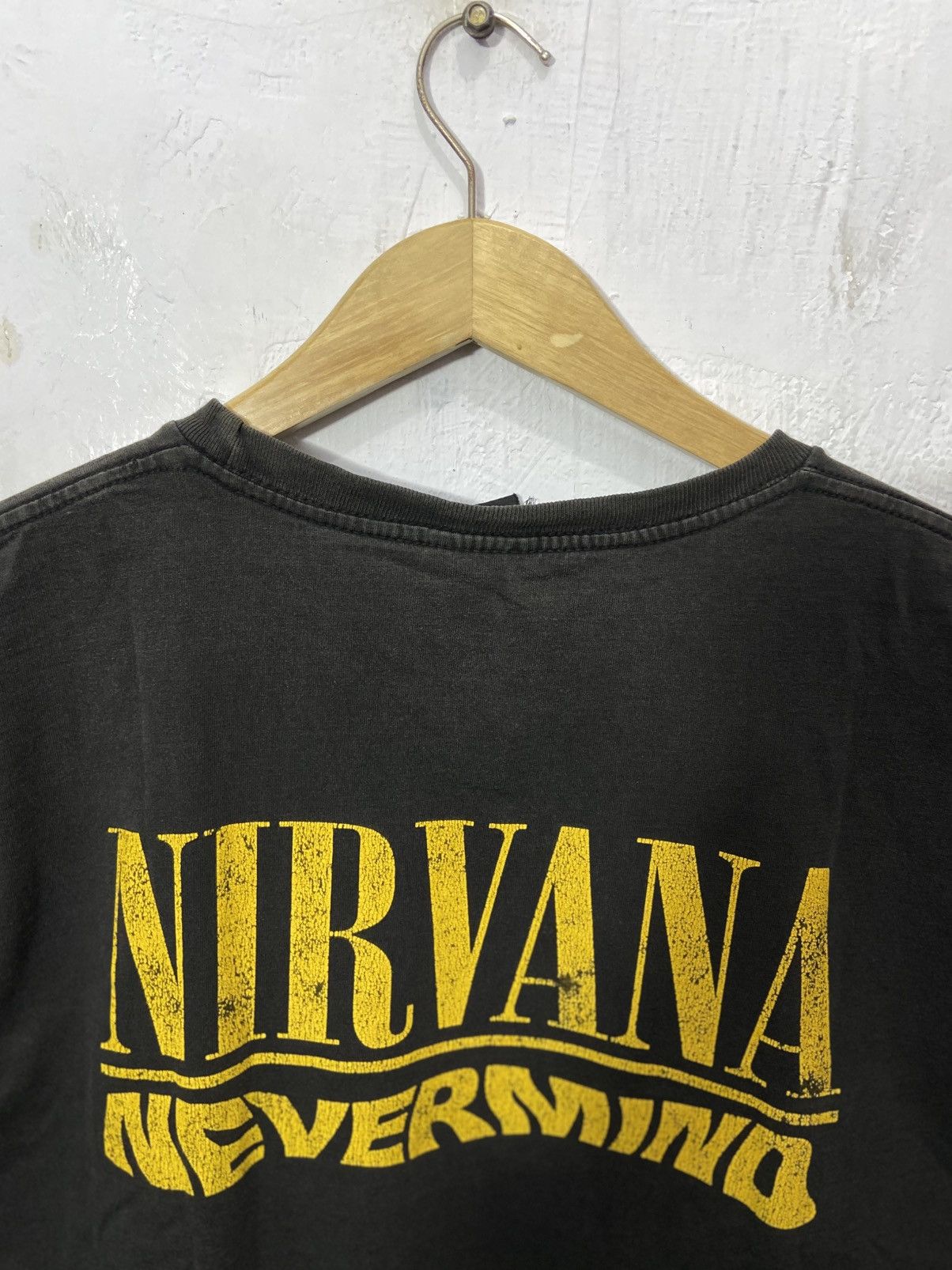 Band Tees Vintage Thrashed Nirvana Nevermind Sun Faded Tshirt 90s Size US L / EU 52-54 / 3 - 9 Thumbnail