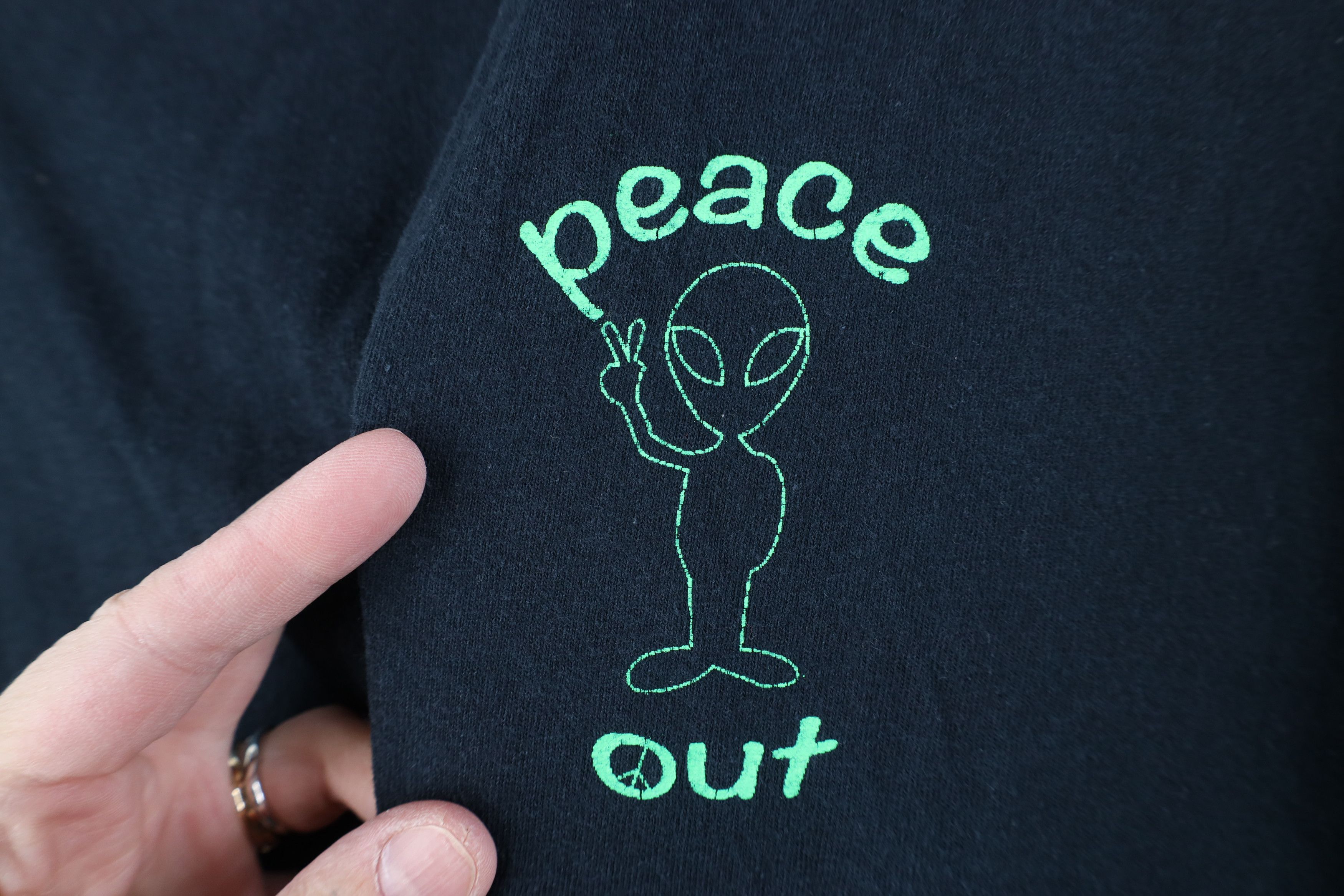 Vintage Vintage 90s Y2K Streetwear Out Alien Space T-Shirt Black Size US M / EU 48-50 / 2 - 4 Thumbnail