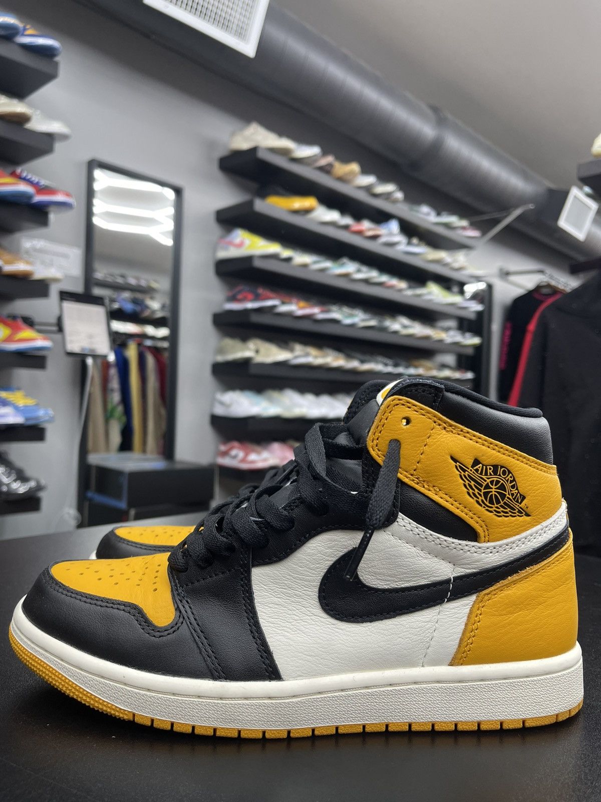 Jordan Brand Size 8 - Jordan 1 Retro High Taxi Yellow Toe Size US 8 / EU 41 - 3 Thumbnail