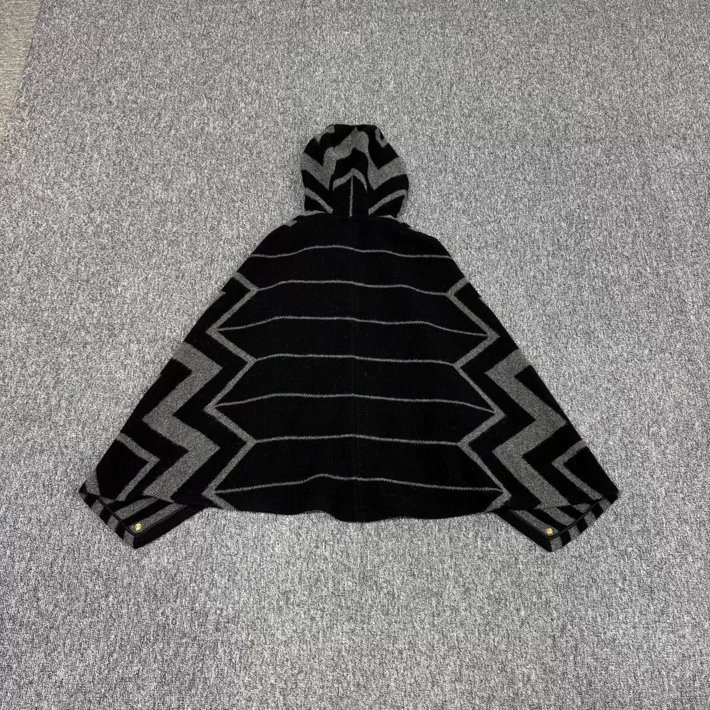 Louis Vuitton Louis Vuitton Cashmere Geometric Big Logo Cape 36 99 New Size XS / US 0-2 / IT 36-38 - 3 Thumbnail