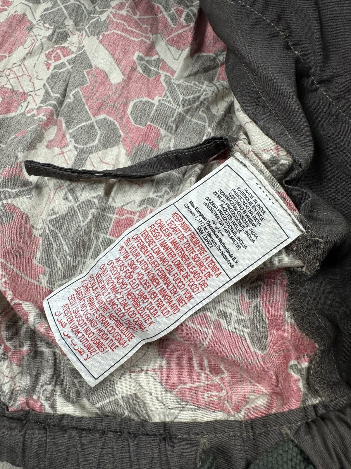 Nike Vintage Nike Jacket Camo Streetwear Windbreaker Size L Size US L / EU 52-54 / 3 - 10 Thumbnail