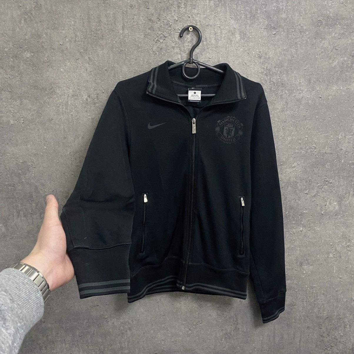 Nike Vintage Nike Manchester United Black Zip Up Jacket Big Logo Size US S / EU 44-46 / 1 - 2 Thumbnail