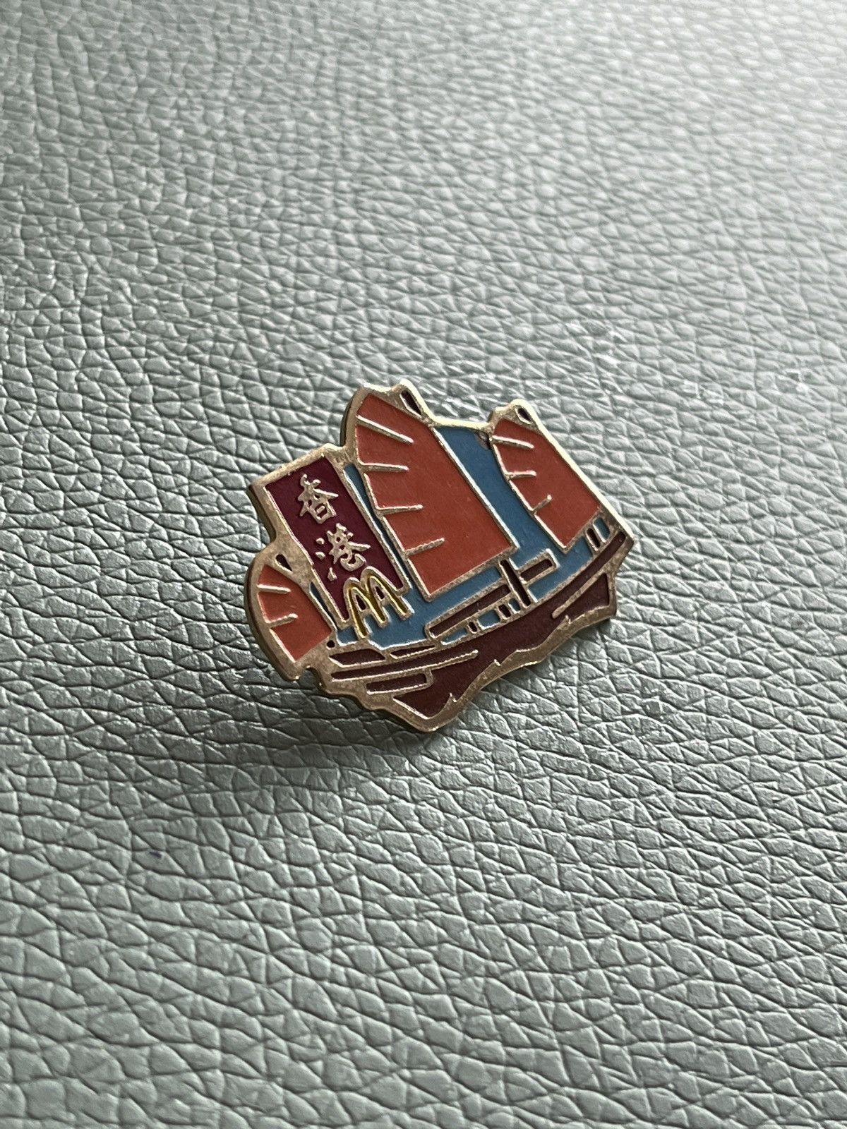 Junk Food × Vintage Mc Donald’s x Hong Kong vintage pin (90’s) Size ONE SIZE - 2 Thumbnail
