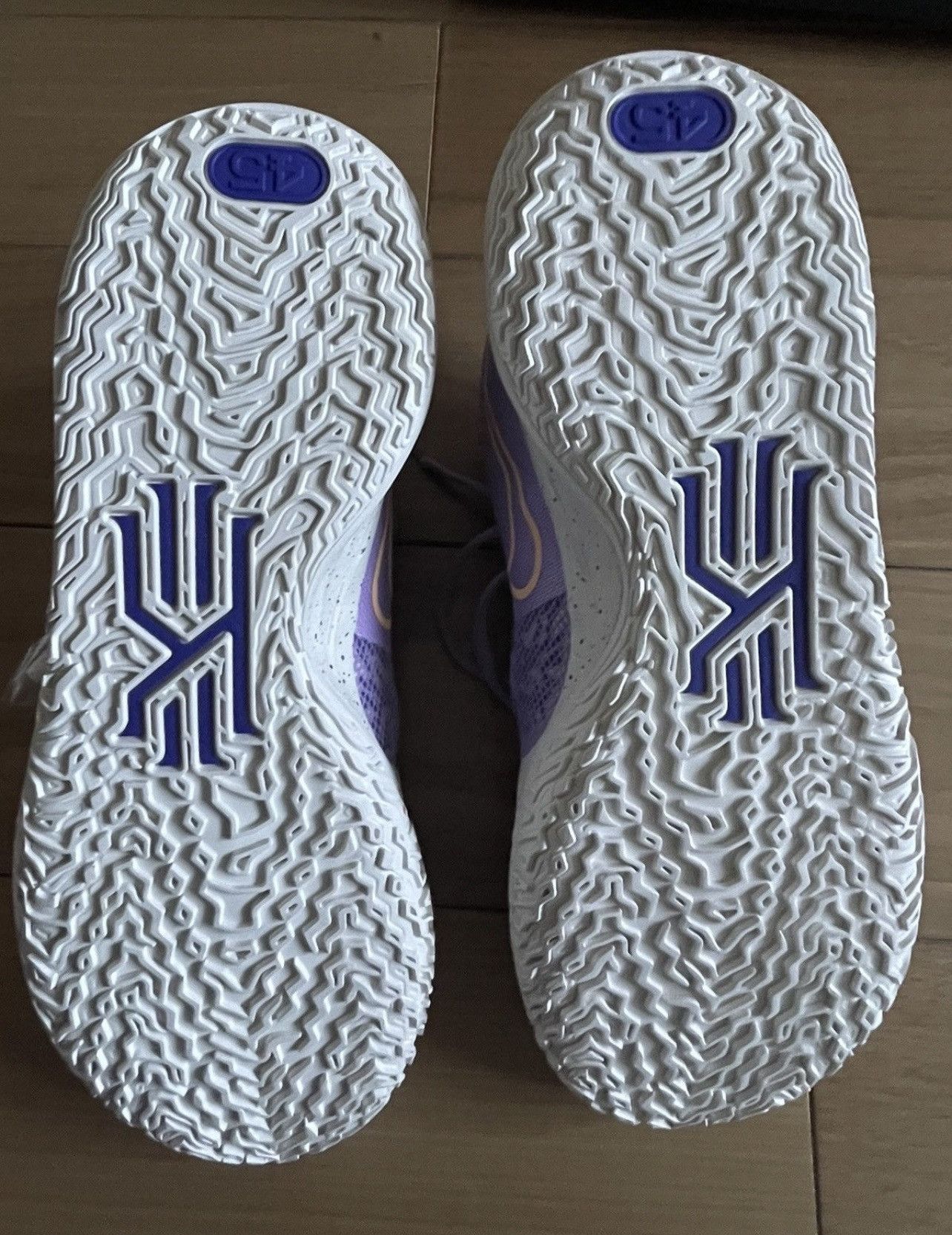 Nike Nike Kyrie Size US 11 / EU 44 - 8 Thumbnail