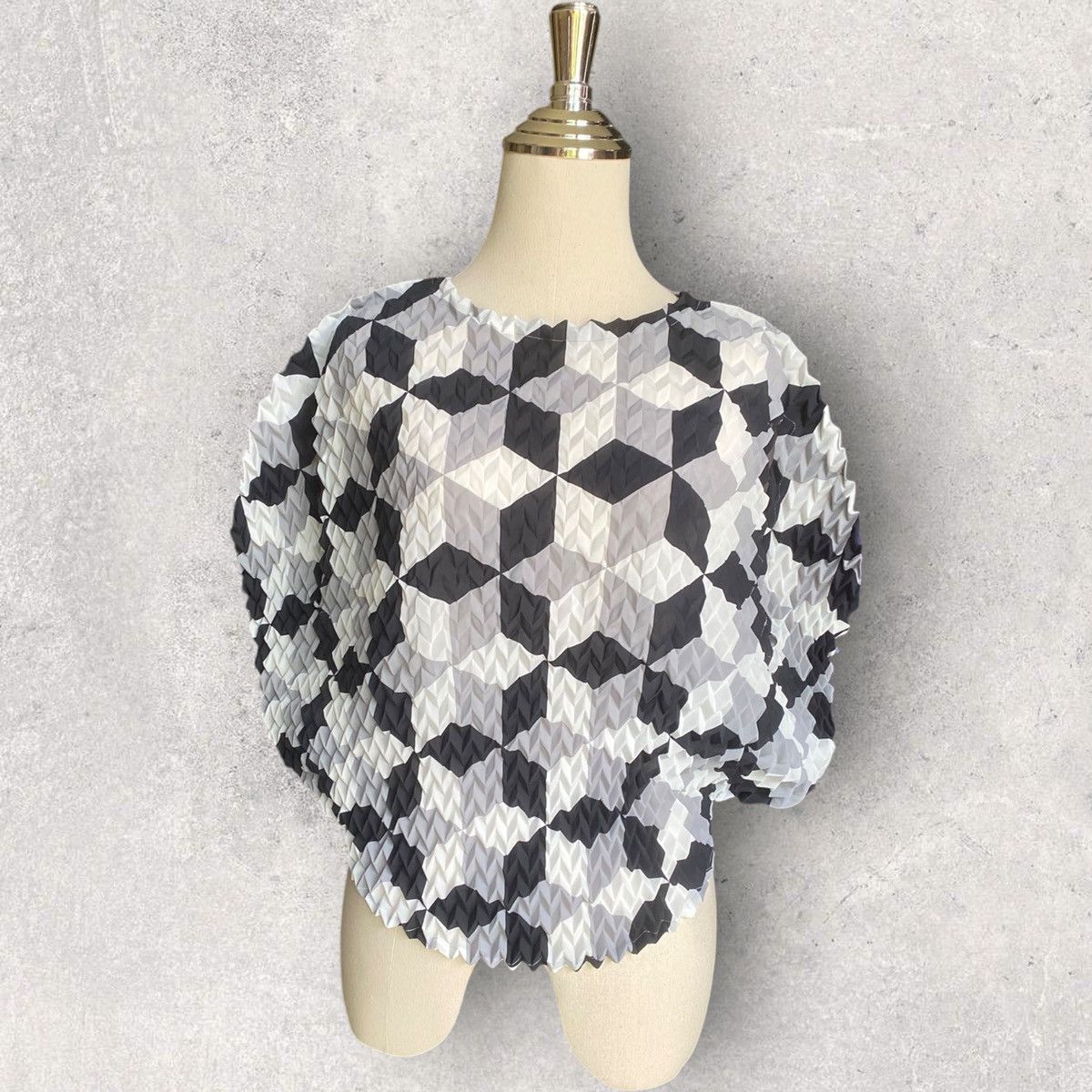 Issey Miyake Issey Miyake Chevron Pleated Circle Blouse Size M / US 6-8 / IT 42-44 - 2 Thumbnail