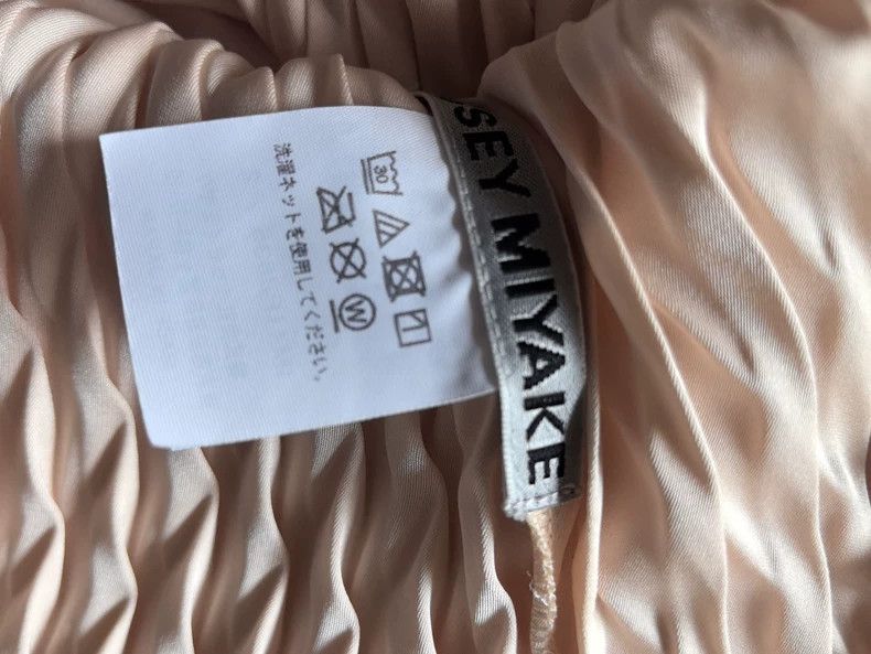 Issey Miyake Issey Miyake size:2 Pink big fish-scale top with short sle Size XS / US 0-2 / IT 36-38 - 3 Thumbnail