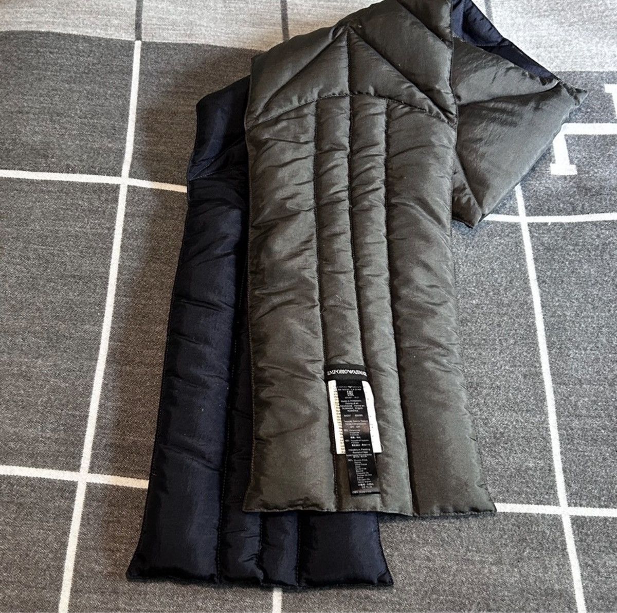 Emporio Armani Emporio Armani Reversible Down Scarf Minimal Tech Luxury Size ONE SIZE - 2 Thumbnail