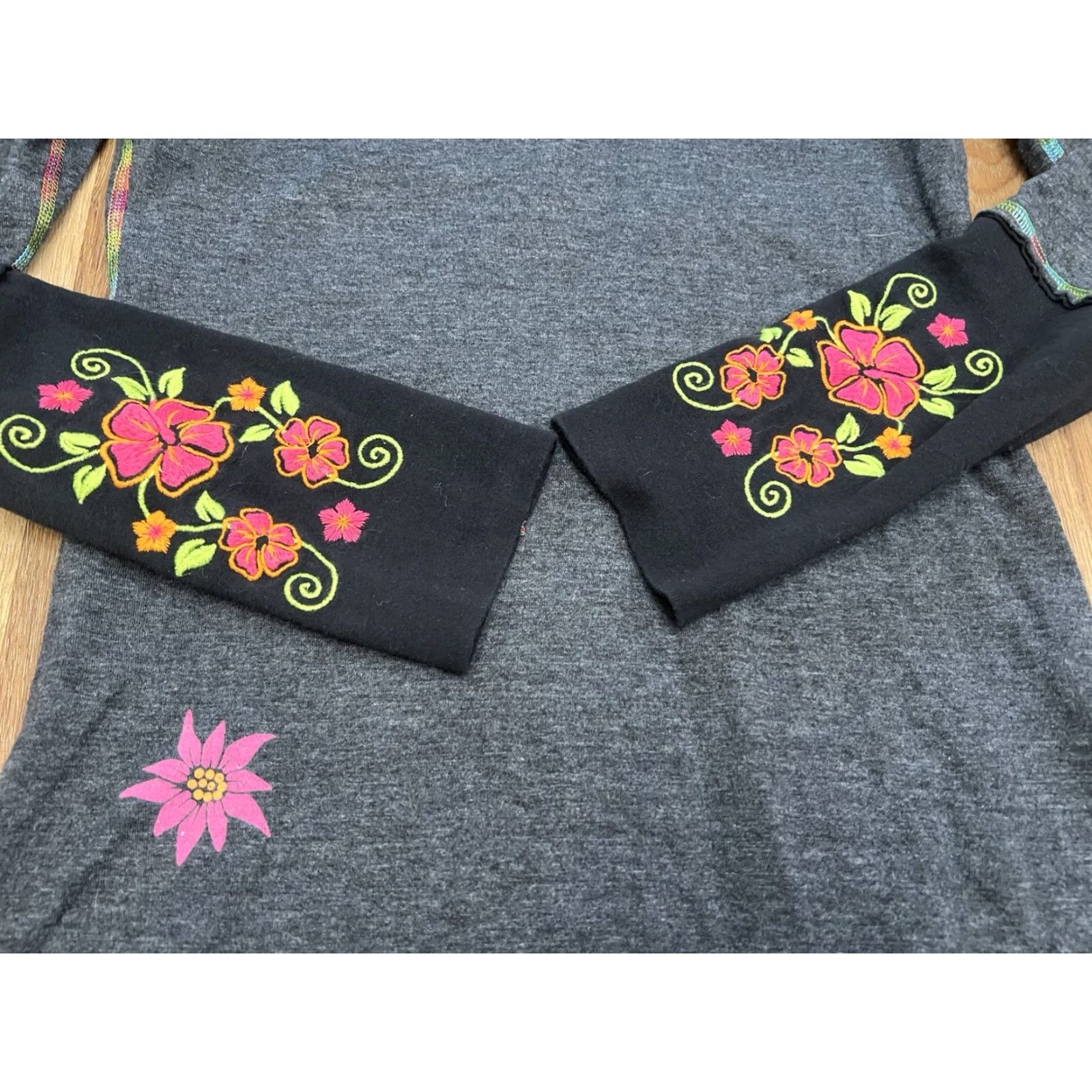 Vintage VINTAGE Alp N Rock Edelweiss Grey Black Embroidered Floral Henley Shirt XS / S Size XS / US 0-2 / IT 36-38 - 4 Thumbnail