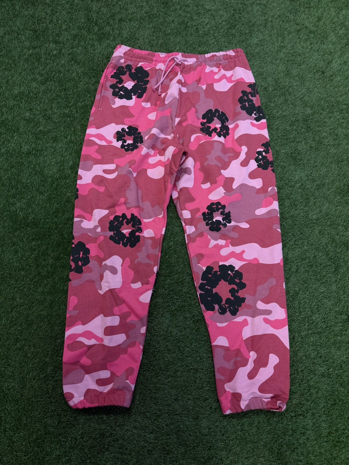 DENIM TEARS Denim Tears Cotton Wreath Pink Camo Sweatpants XXL (NEW) Size US 36 / EU 52 - 1 Thumbnail