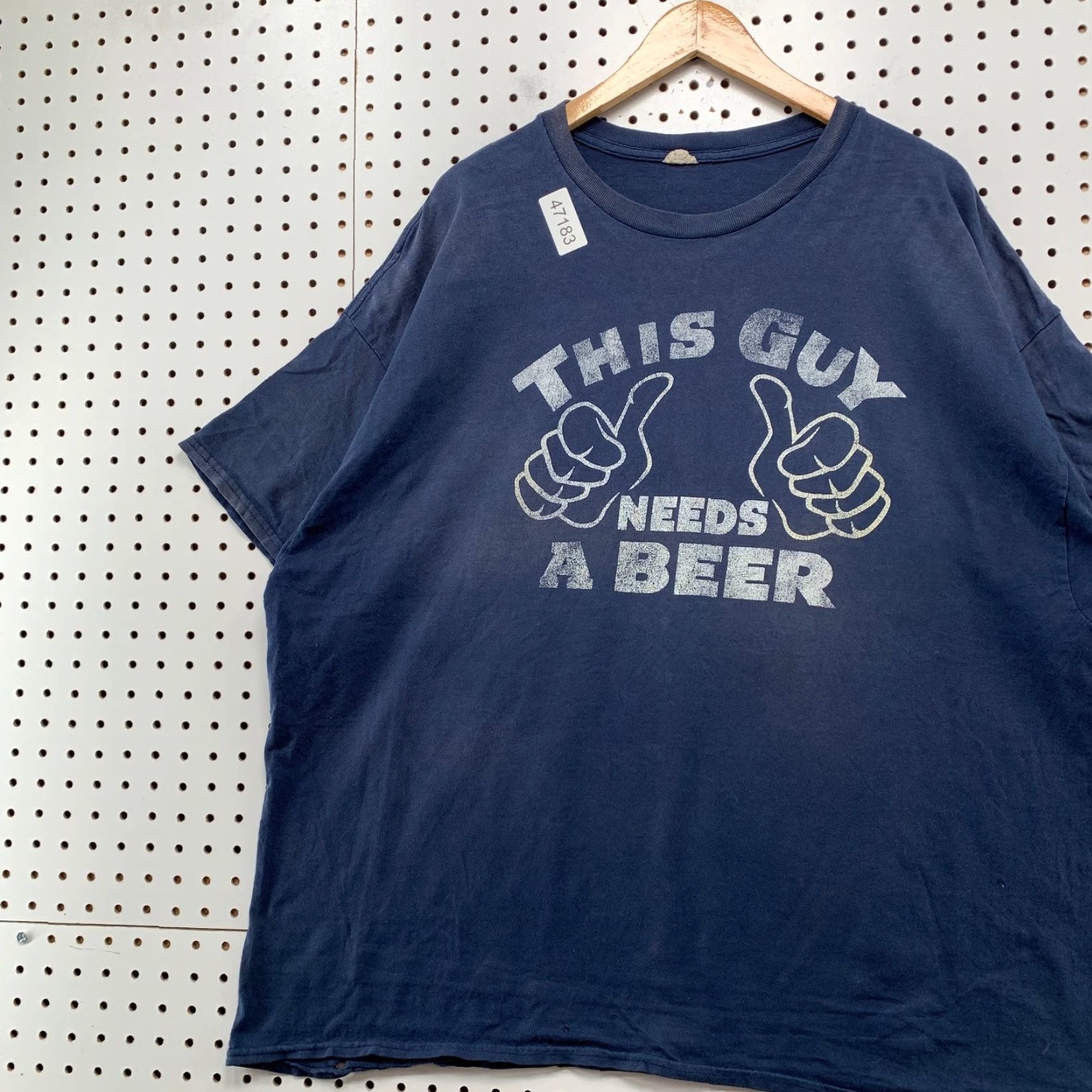 Gildan VINTAGE Gildan T-Shirt Mens 2XL Blue This Guy Needs A Beer Graphic Drinking Tee Beer Funny Shirt Men Size US XXL / EU 58 / 5 - 4 Thumbnail