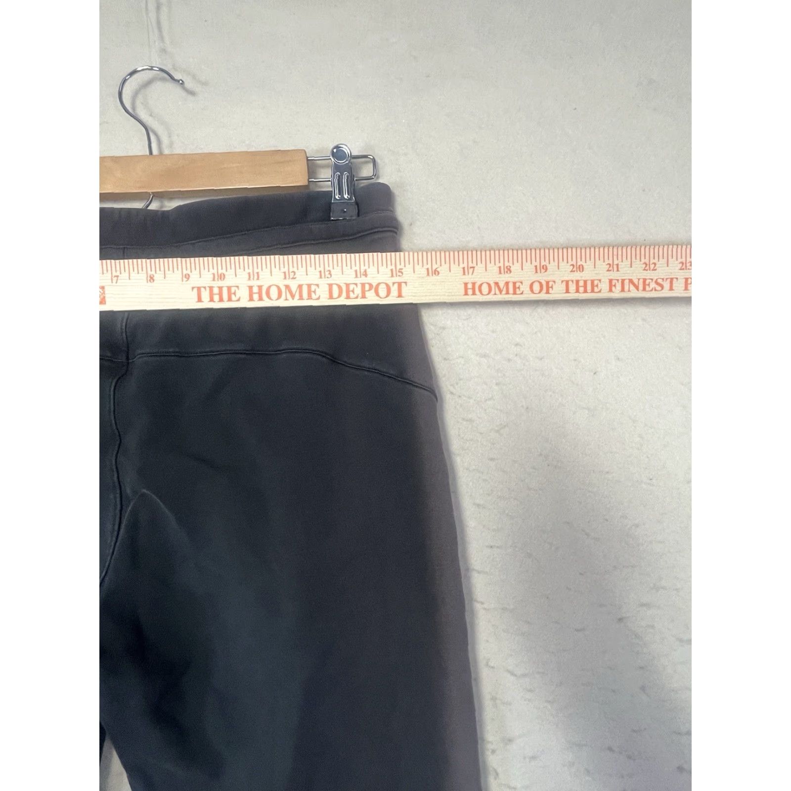 Lululemon Lululemon Jogger Black Activewear Women's Size 8 See Decoloration See All Pics Shoes? (No) Size 30" / US 8 / IT 44 - 3 Thumbnail