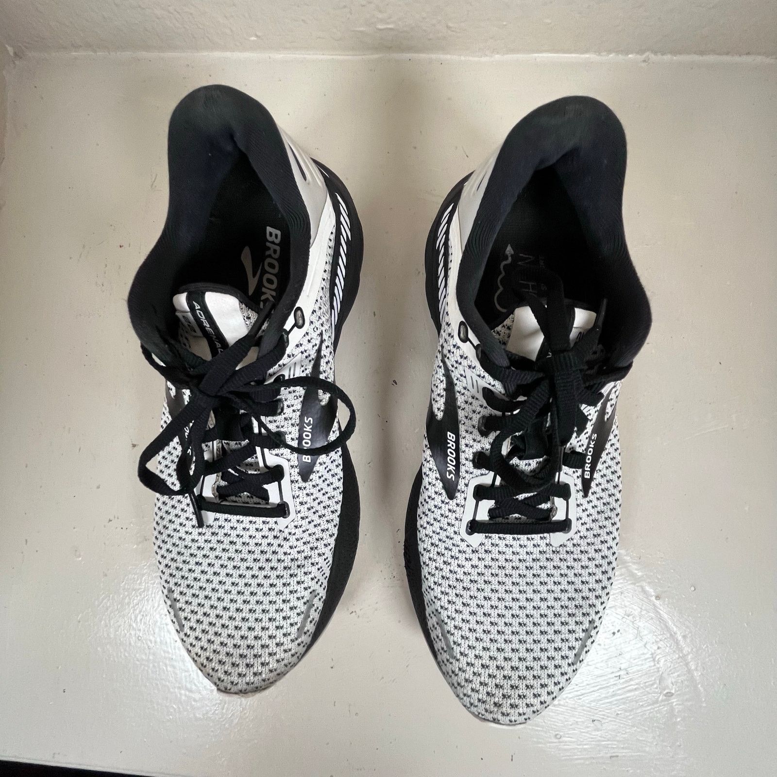 Brooks Brooks Adreneline GTS 22 White Black Stability Running Shoe Size US 10 / IT 40 - 7 Thumbnail