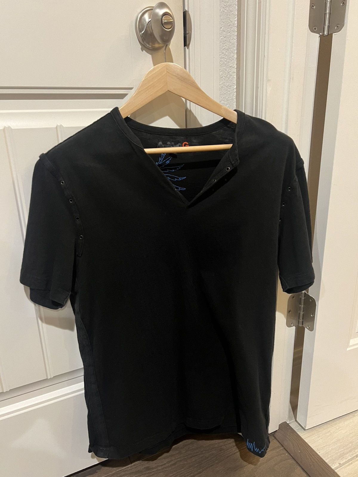 Guess G by Guess Sword Wing Graphic Tee with Lace-Up Sides Shirt Size US XXL / EU 58 / 5 - 2 Thumbnail