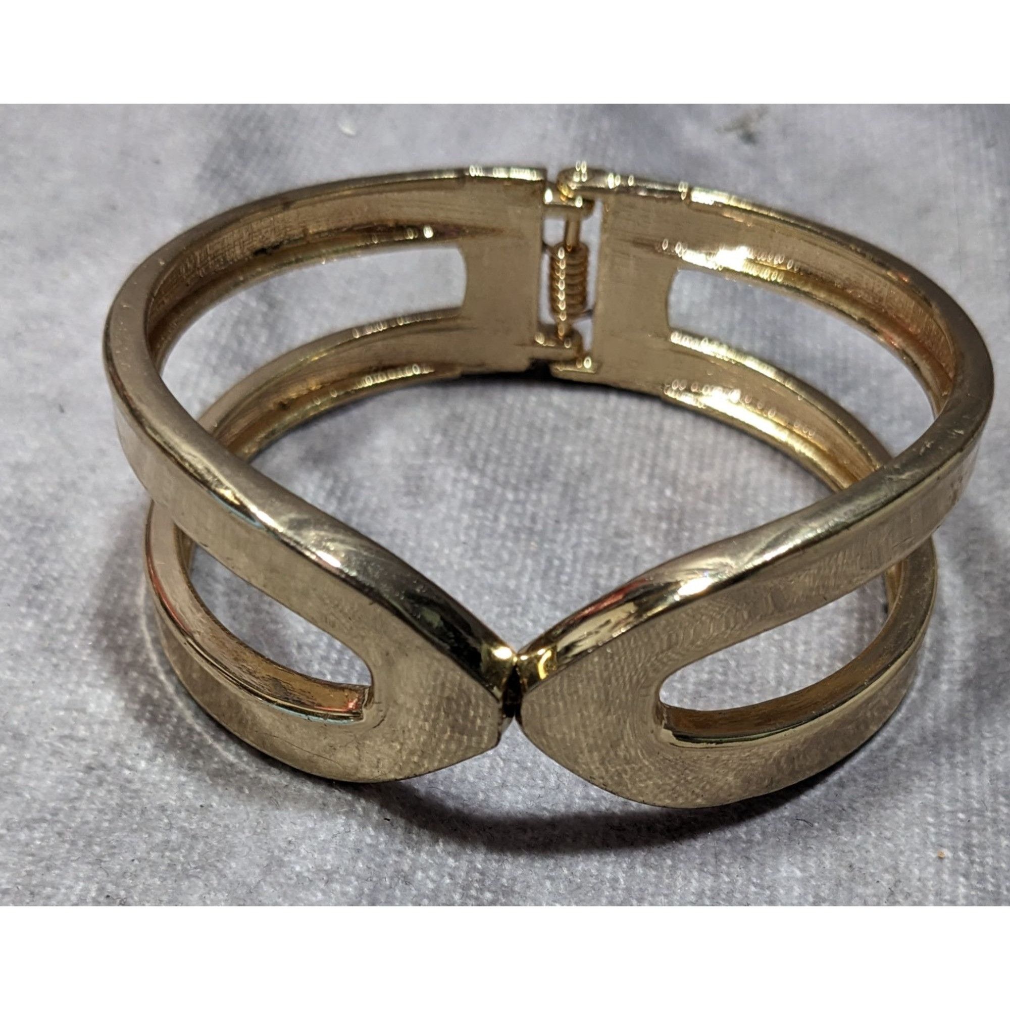 Other Gold-Tone Hinged Bangle Bracelet With Openwork Design Size ONE SIZE - 6 Thumbnail