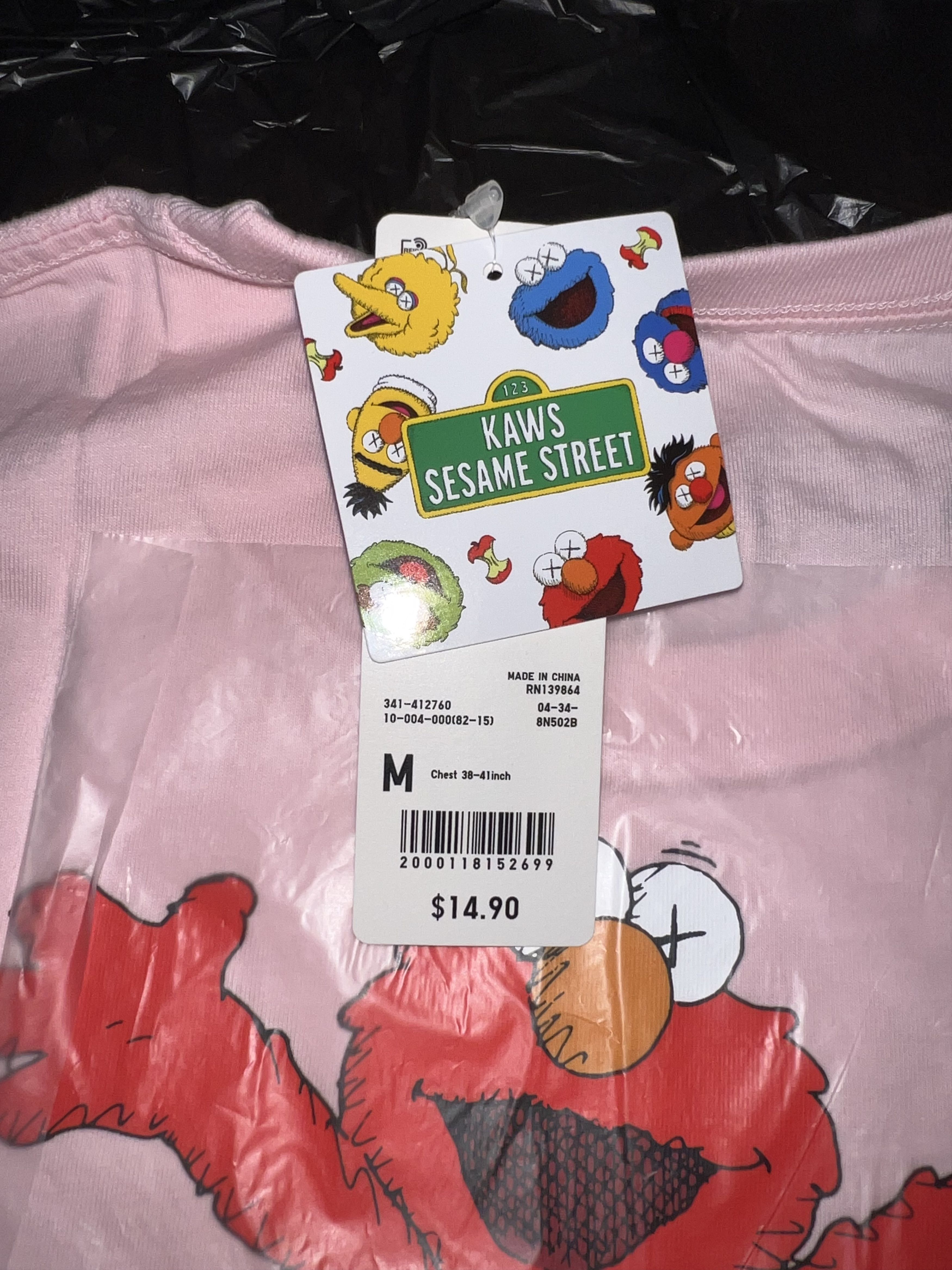 Kaws × Uniqlo Uniqlo Elmo KAWS Shirt (Never Worn) *RARE* Size US M / EU 48-50 / 2 - 4 Thumbnail