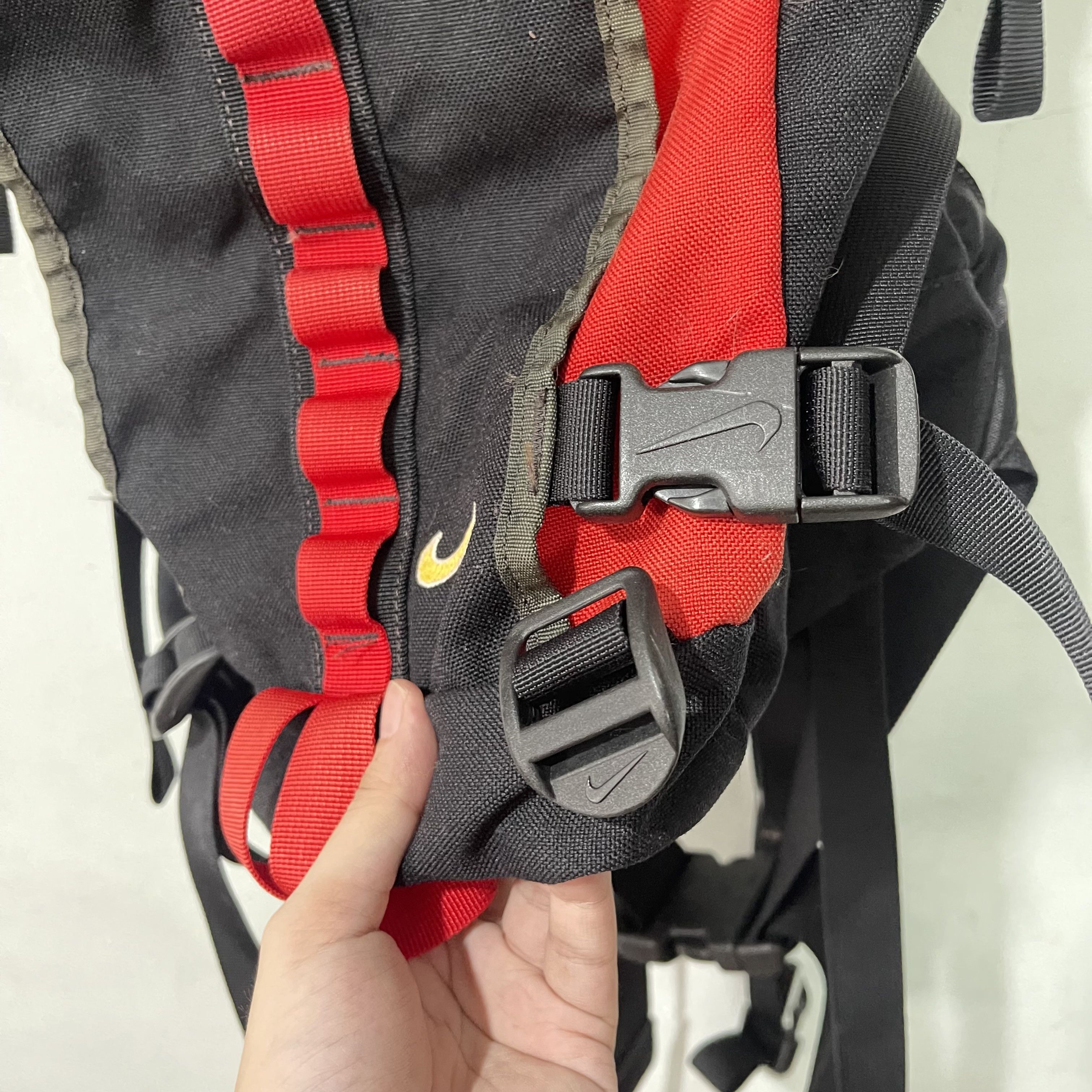 Nike ACG Vintage Nike ACG Kirst 25 Backpack Black Red Hiking Bag Size ONE SIZE - 6 Thumbnail